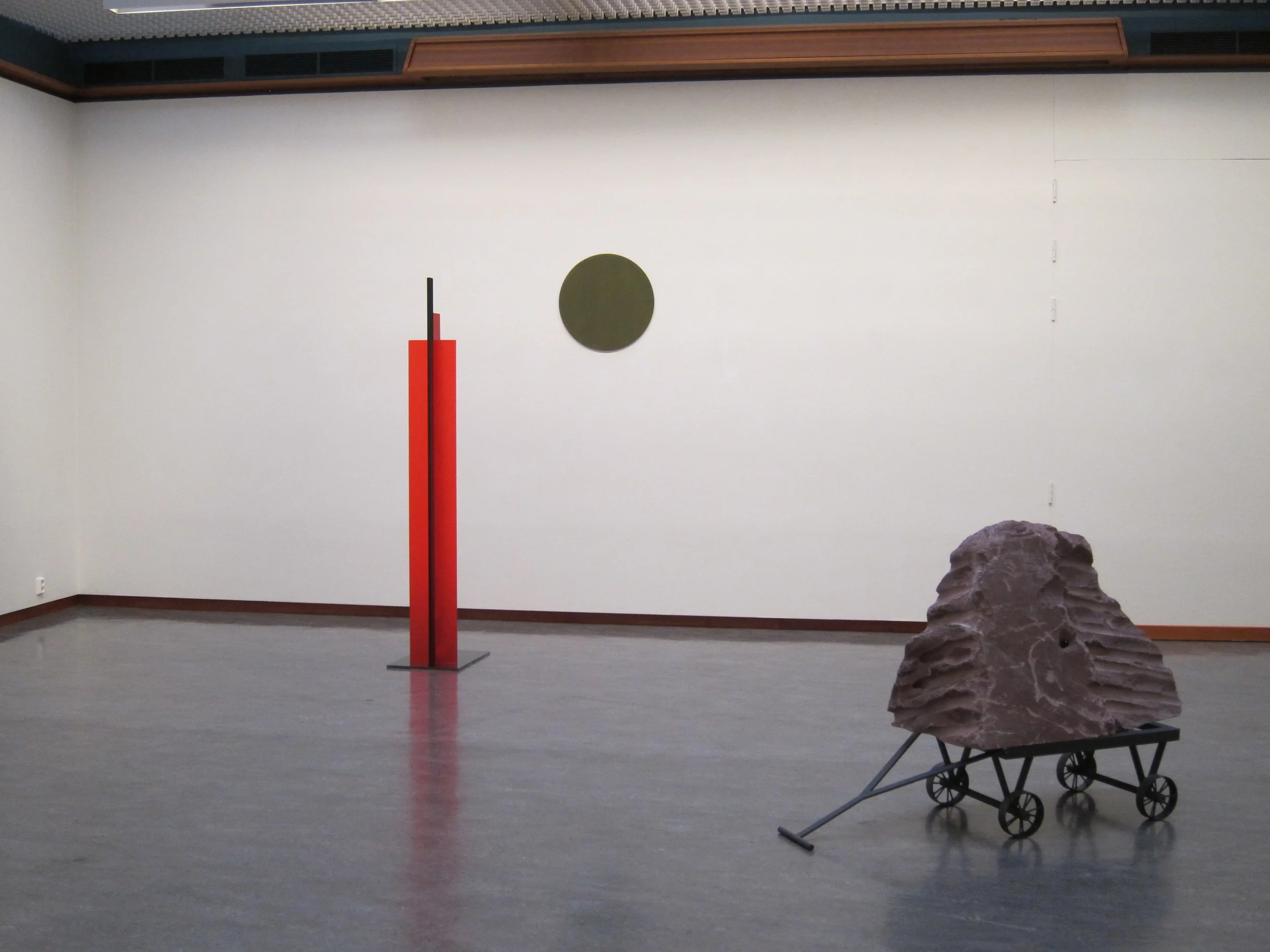 Rødt utsagn, 39 x 56x 203 søyle i malt pleksi Fra Brasil , marmor og vogn i jern