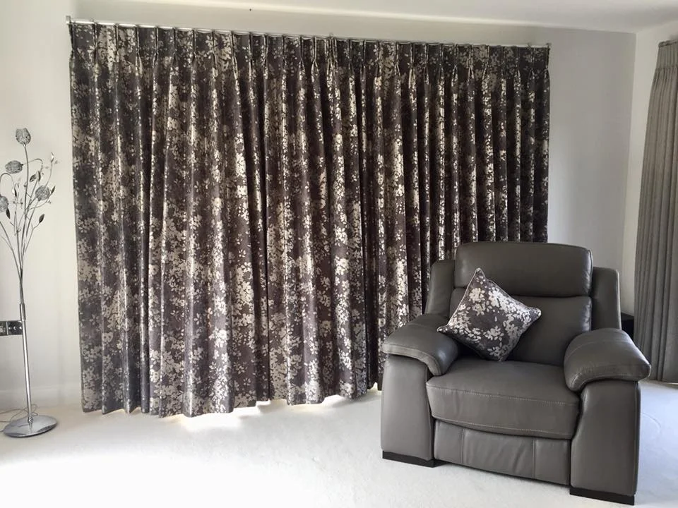 Contemporary look with curtains mounted on silver Metropoles