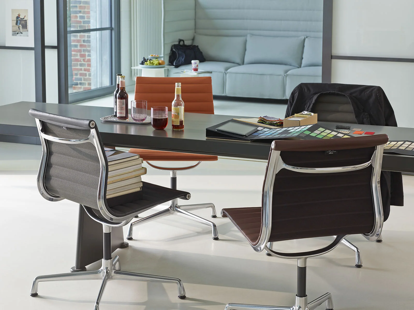 meeting_Aluminium Chair EA 101 Trapèze_816872_master.jpg