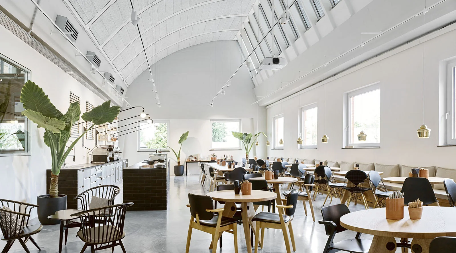 cafeteria_Vitra-Schaudepot-Depot-Deli_Weil-am-Rhein_D_2016_Ilse-Crawford-2345989_R.jpg