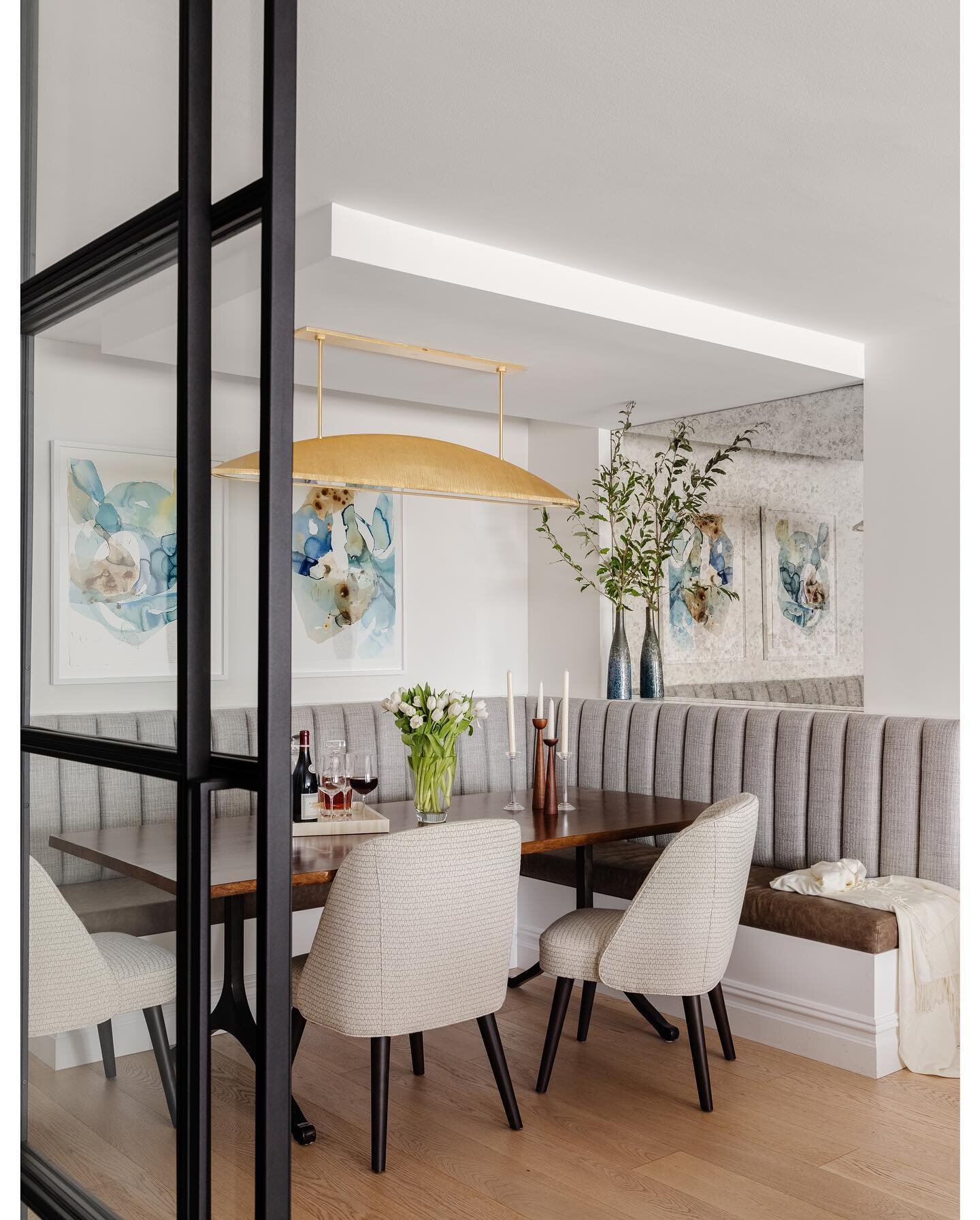 Dining area at our Greenwich Village project as featured in @ad_spain. Written by @karinemonie. 

Art by @anazanic_art 
Banquette by @trystitchroom 

📷: @kyliefitts