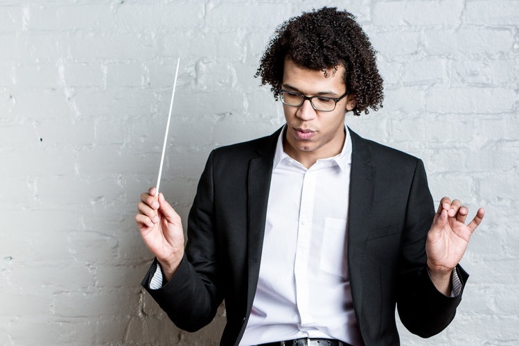 Jonathon+Heyward+casual+conducting+on+stool.jpg