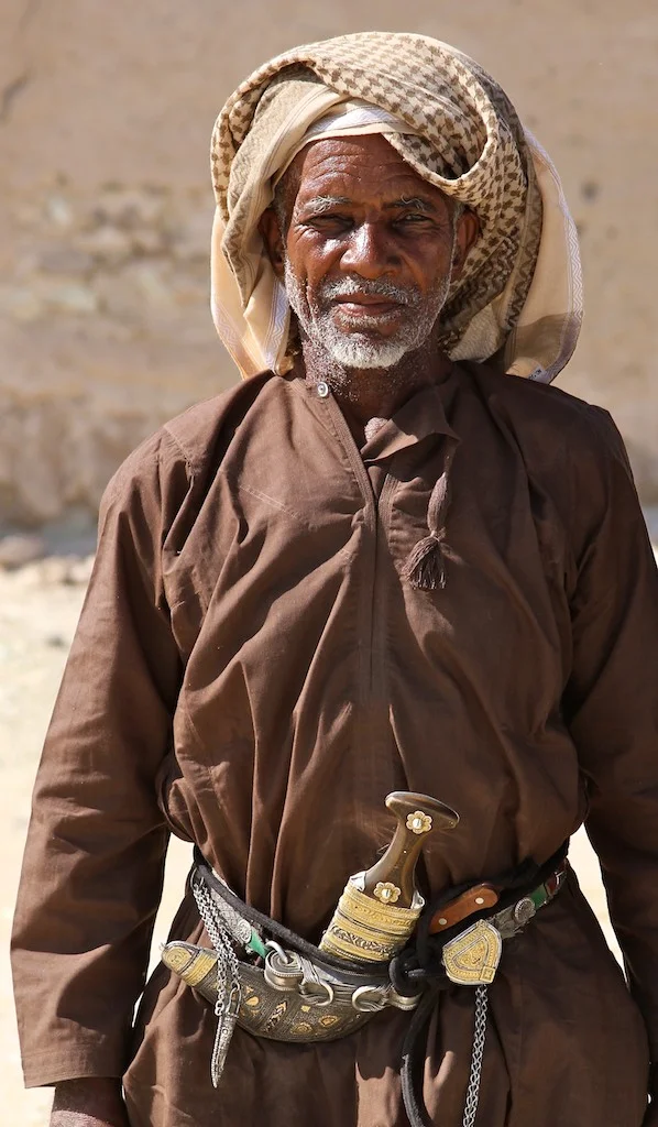 Omani man with khanjar dagger.jpg