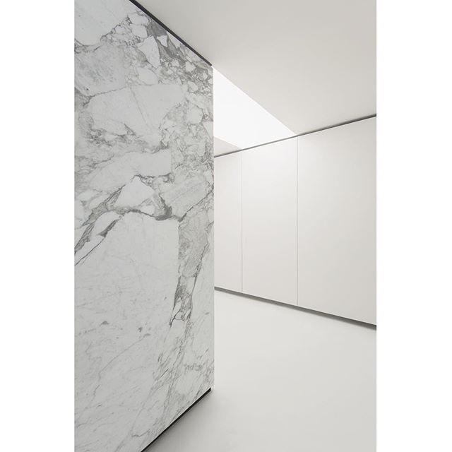 White &amp; Marble Tranquility from @fransilvestrearquitectos