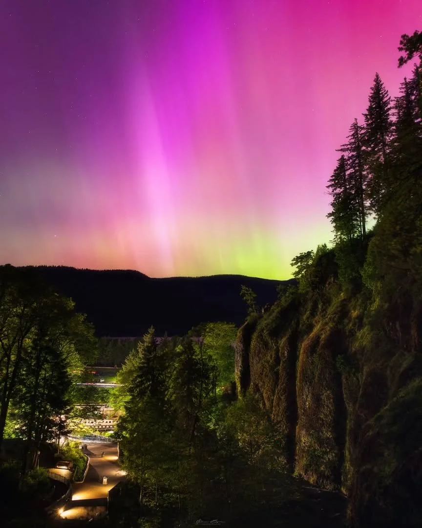 Friday Night Lights
____________________________________________ 

With next to no planning after a week of travel I charged up the camera batteries and threw the camera in the bag to make a run into the Gorge to see if I could capture the Northern L