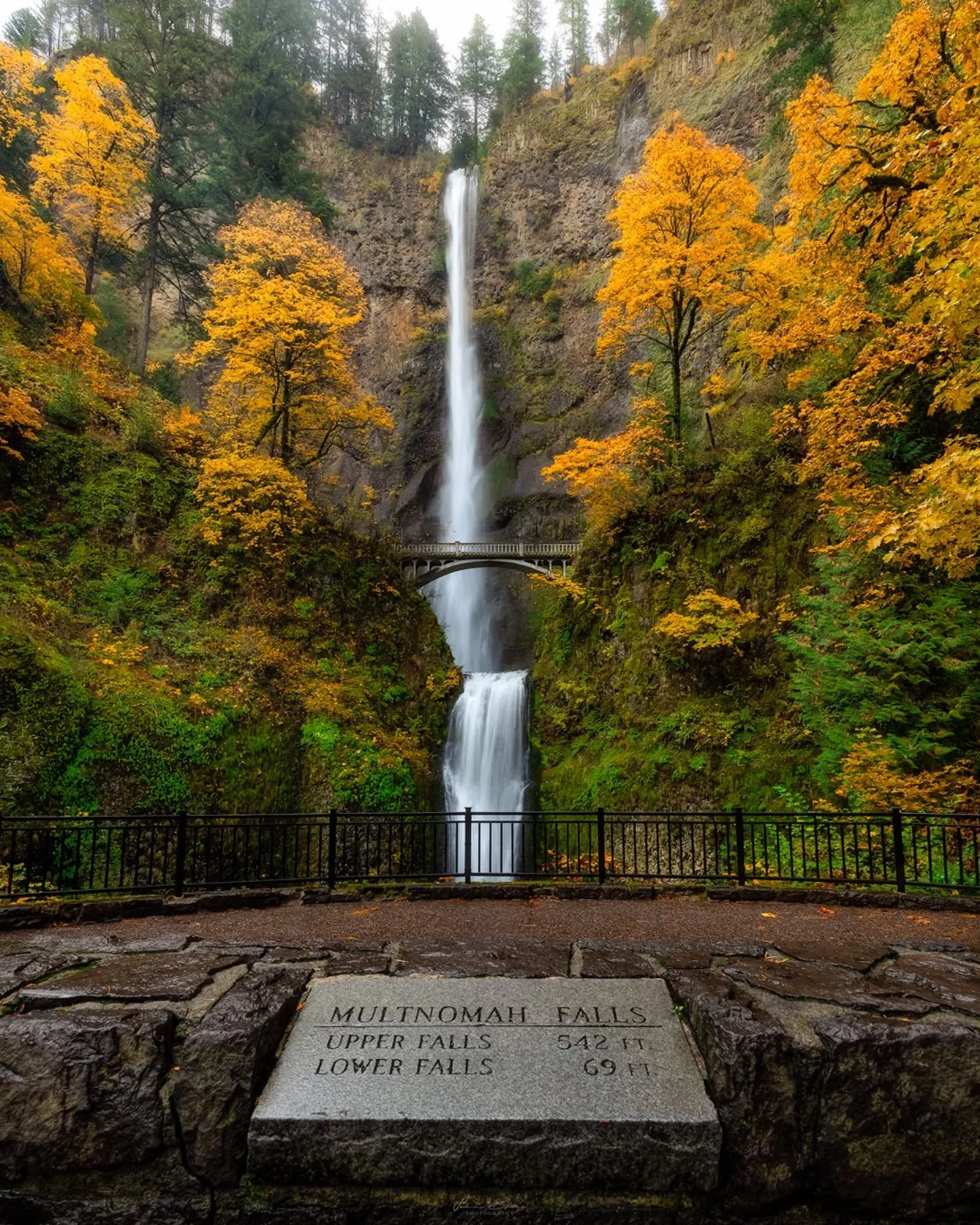 Autumn vibes
_____________________________________________ 

My favorite time of the year to stop by this road side attraction. Happy 100 year anniversary to the Multnomah Falls Lodge!!
_____________________________________________ 

Image Details
📷
