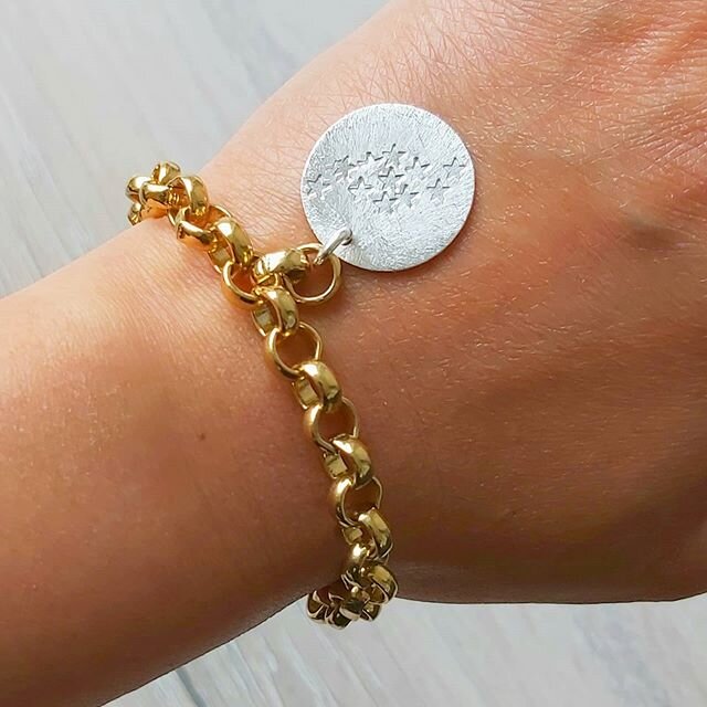 Morning! I've been a bit quiet on here as I've been busy working on this new piece. I'm so excited about it... and I can finally share!
The new Chunky chain disc bracelet... in mixed metal .... handmade and hand stamped with a cluster of stars ⭐⭐⭐⭐⭐
