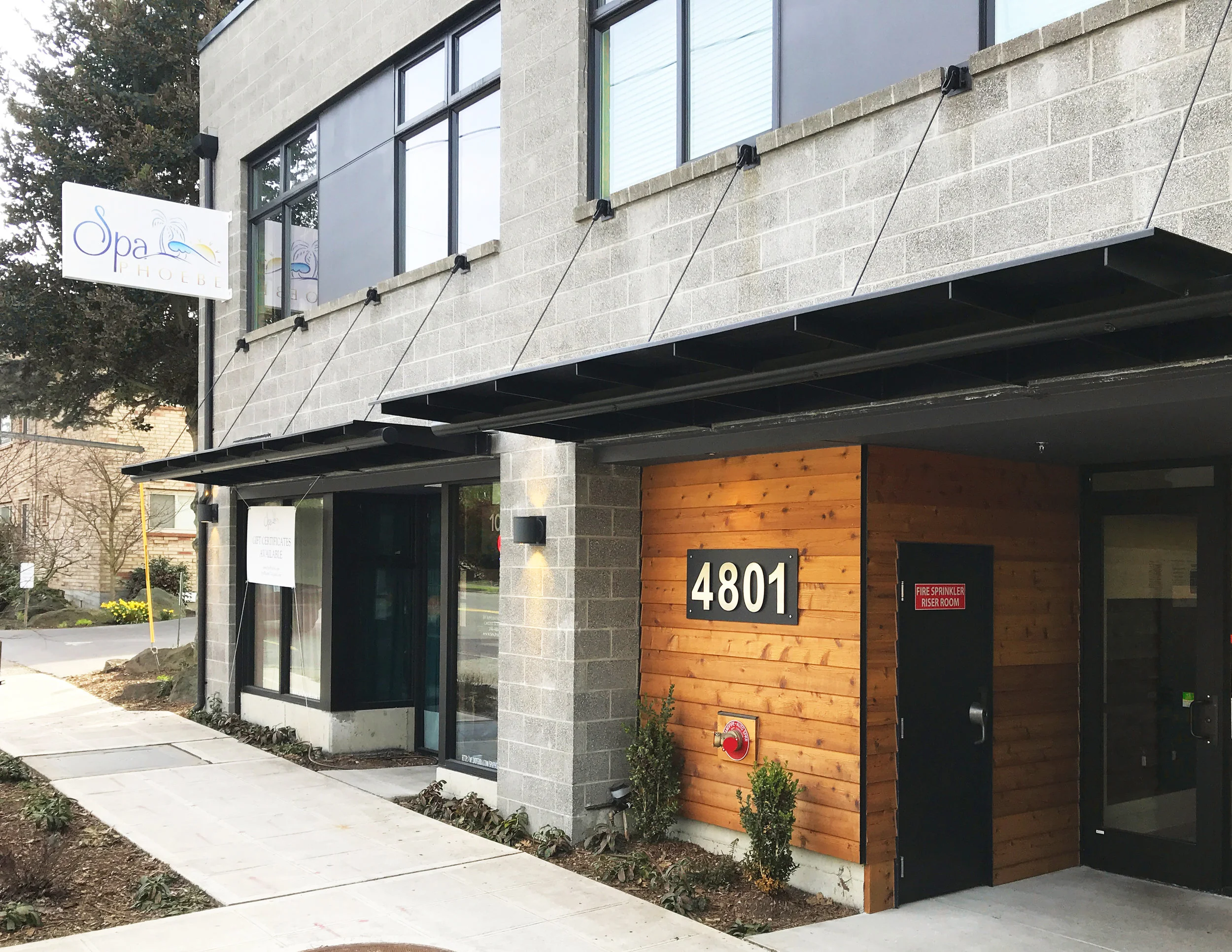 Retail and live/work apartments occupy the first floor of the entire building to bring more activity to the street