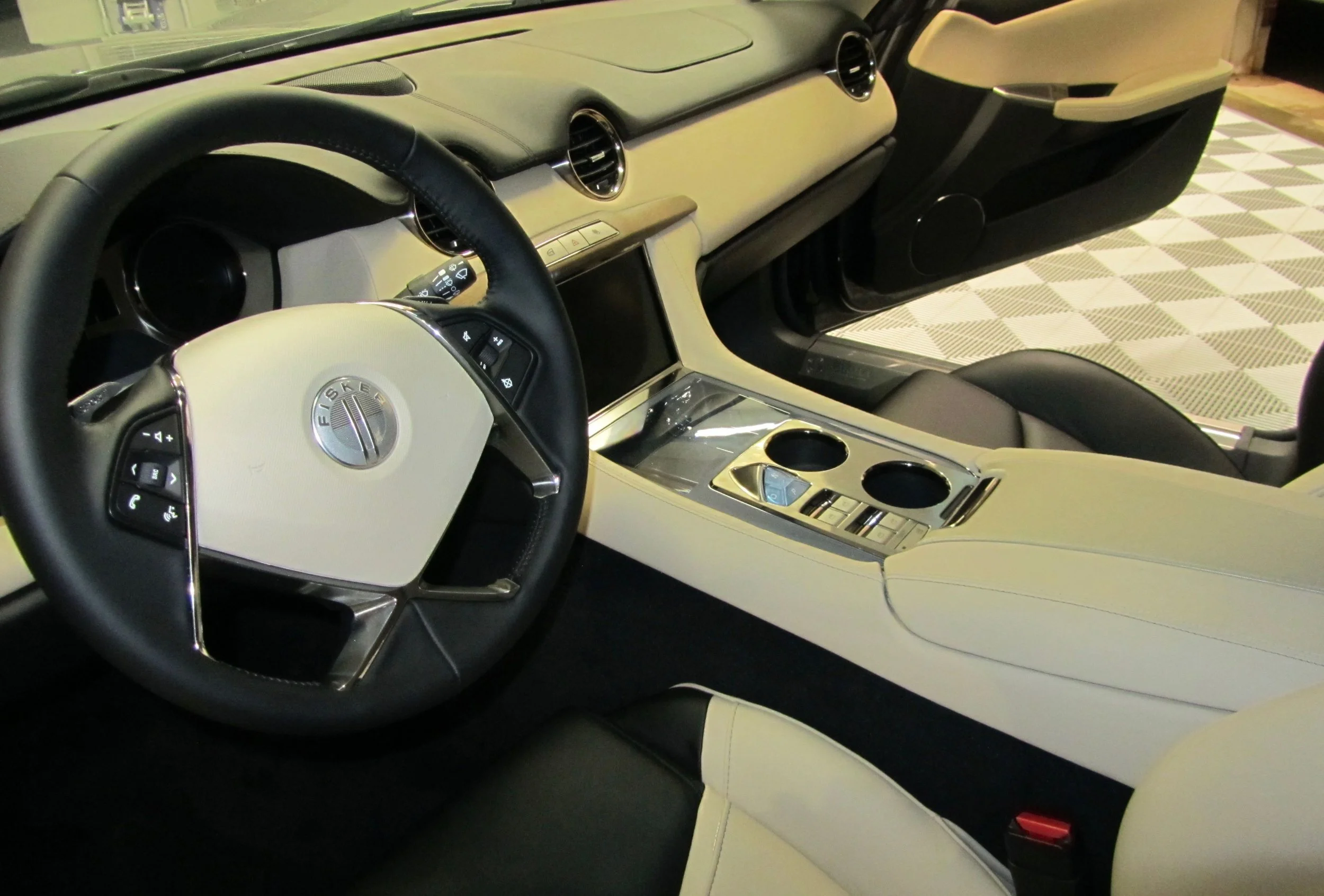 P02 - 2012 Fisker Karma - Interior.jpg