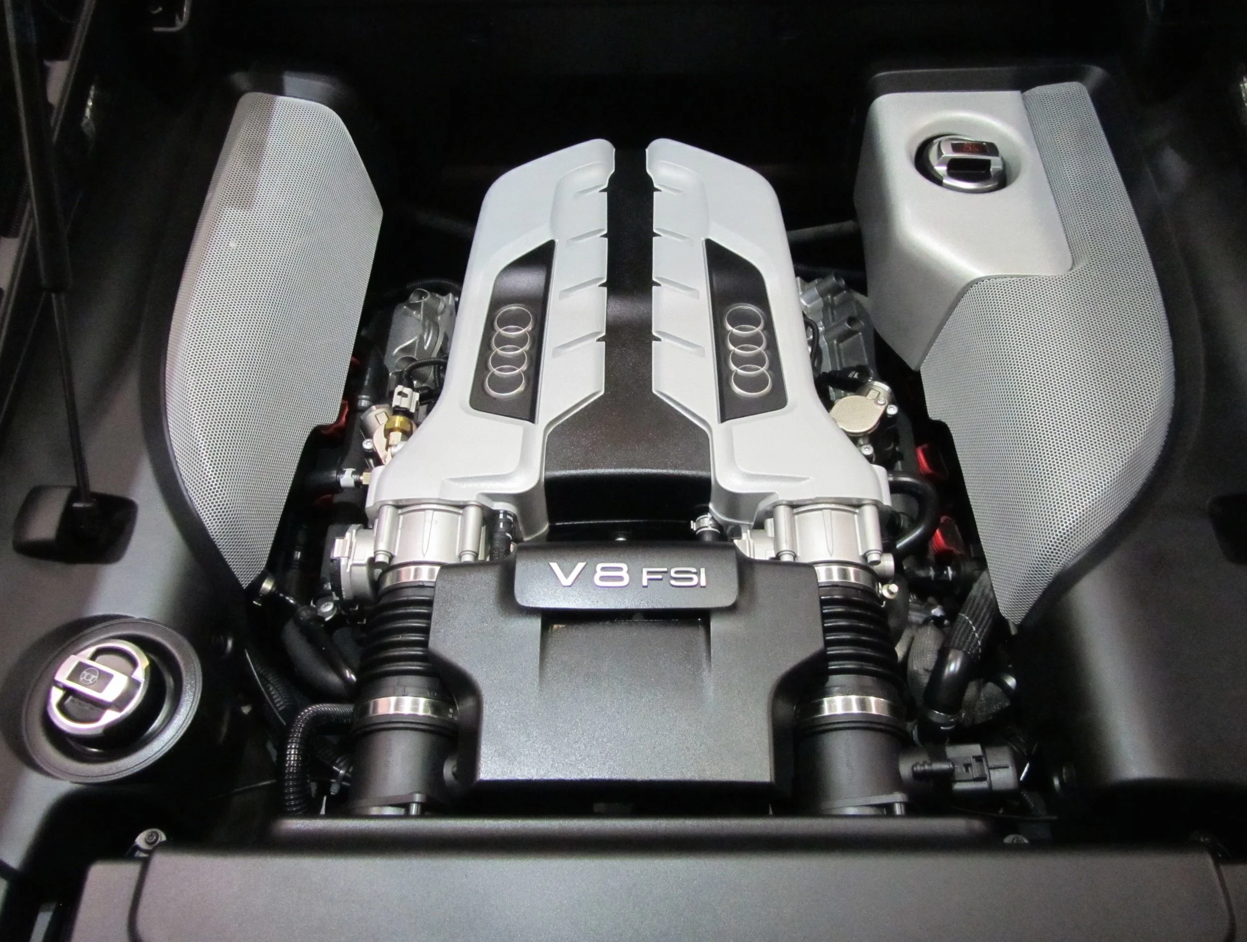 03 - 2015 Audi R8 Engine.jpg