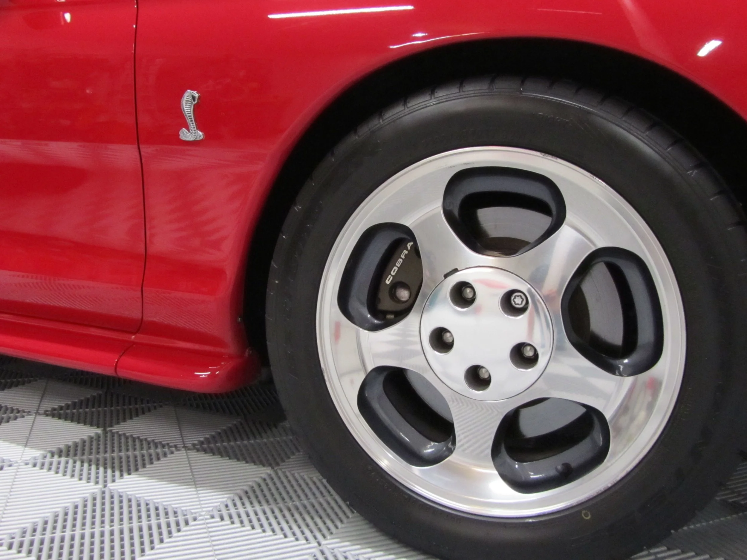 P05 - 1994 Ford Mustang Cobra Convertible - Wheel.jpg