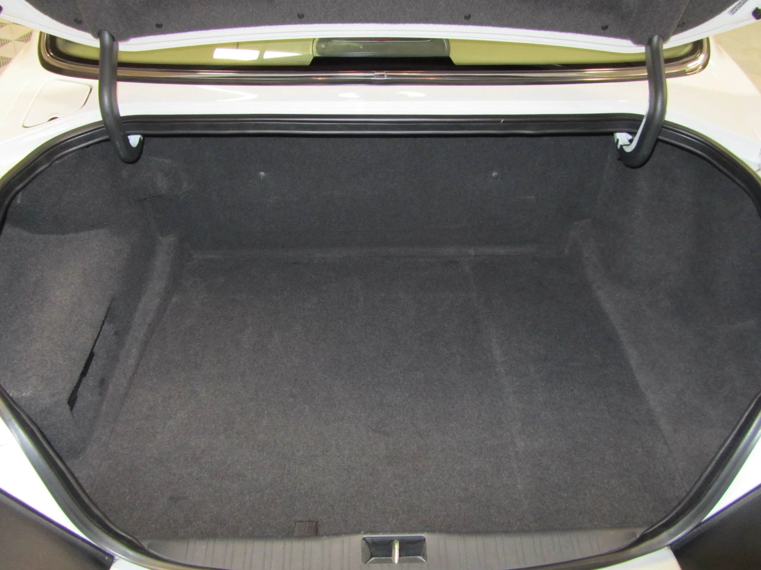 P06 - 1999 Jaguar XJ8 Vanden Plas Trunk.jpg