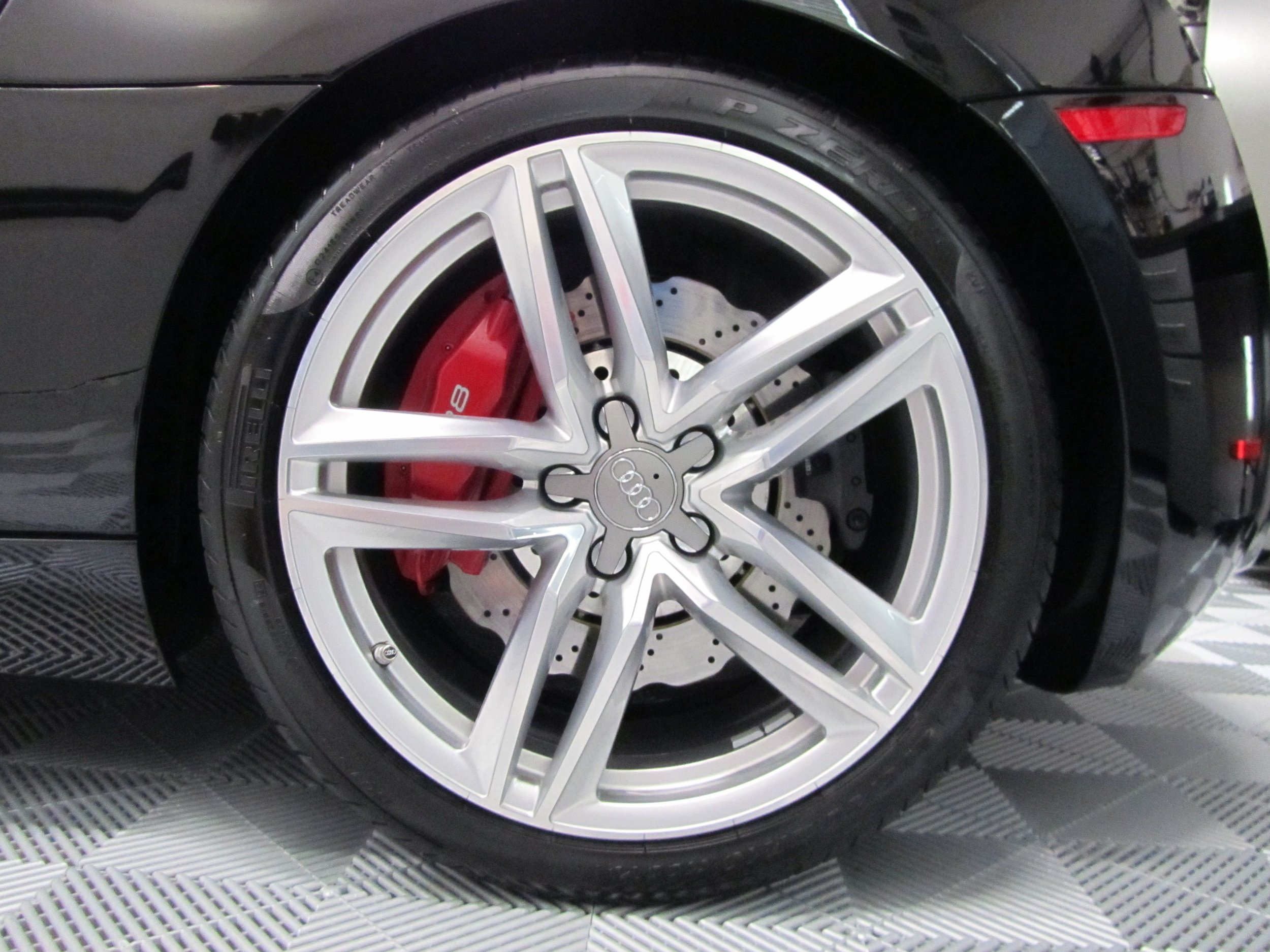 04 - 2015 Audi R8 Wheel.jpg