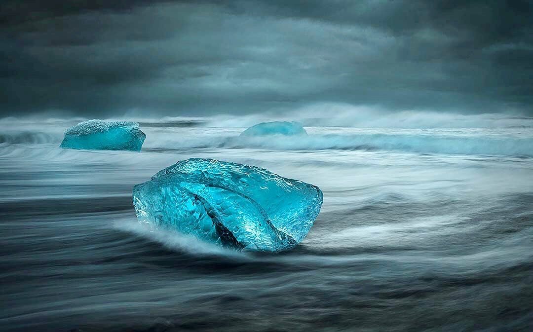 Stormy Jokulsarlon. Photographed from inside the active wave zone, which is a scary place to be&hellip;.
#icelandphotography #visiticeland #jokulsarlon #diamondbeach #traveliceland #icelandair #photooftheday #landscapephotography #seascapes