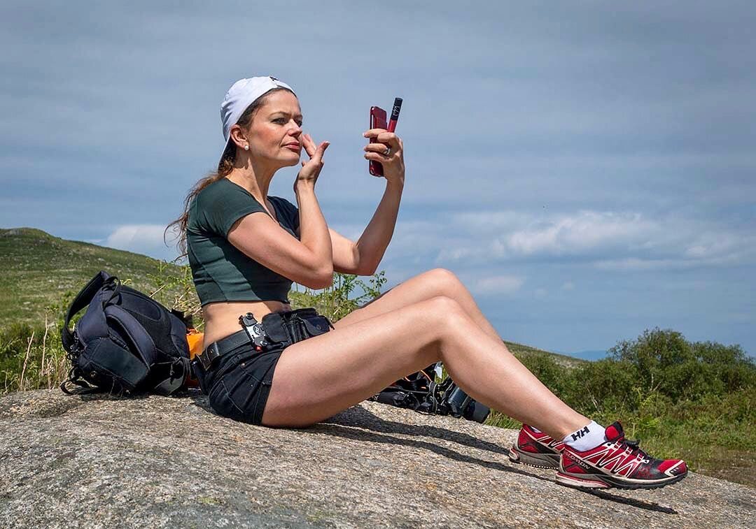 30th post, so time for another Joanna shot. Here she makes essential preparations for mountain climbing :)
#visitayrshireandarran #glensannox #arran #legsinthelandscape