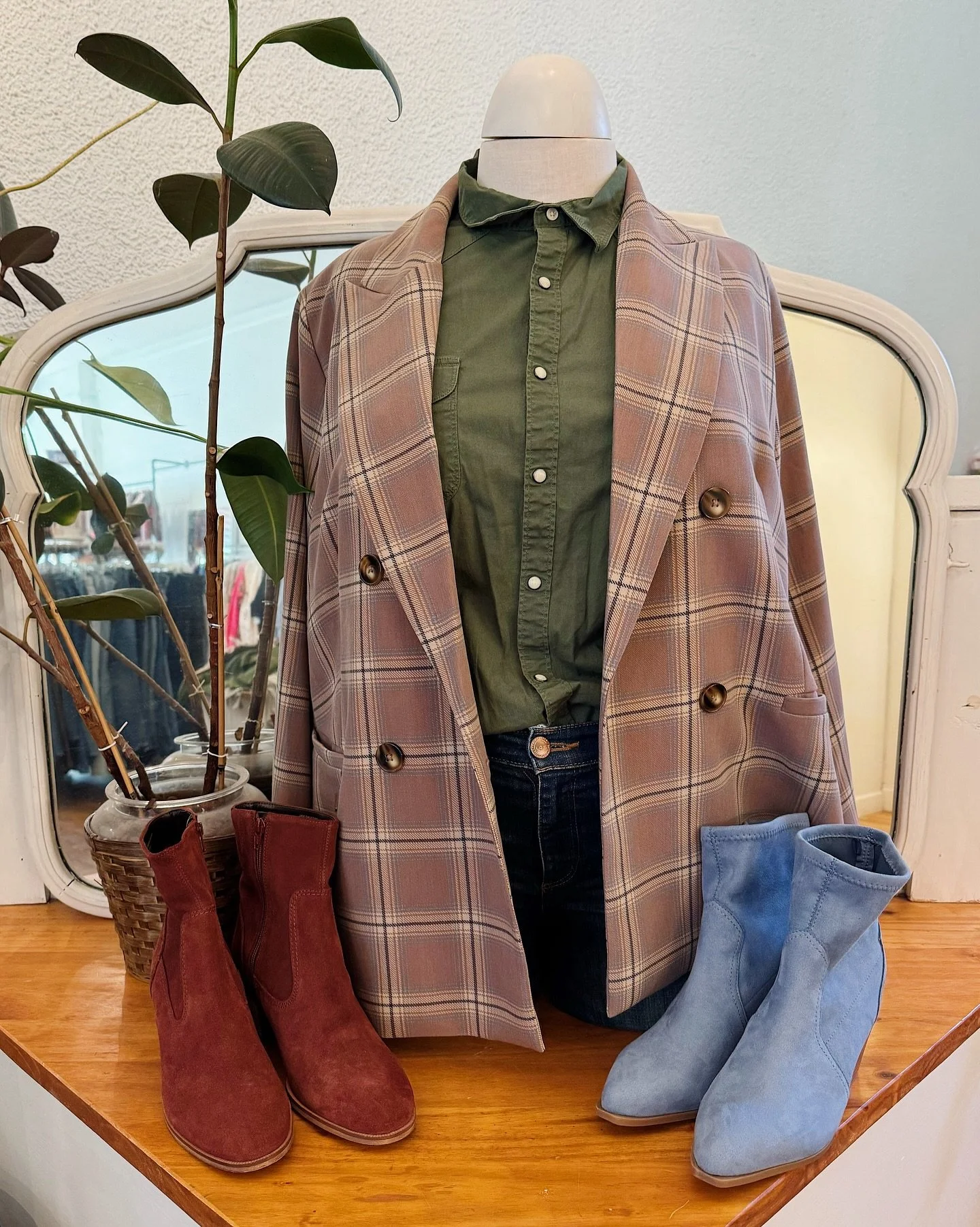 A little mannequin change up with all the fall goodies we have in inventory! Check out these items and how to purchase them on our stories now! 🤩💞