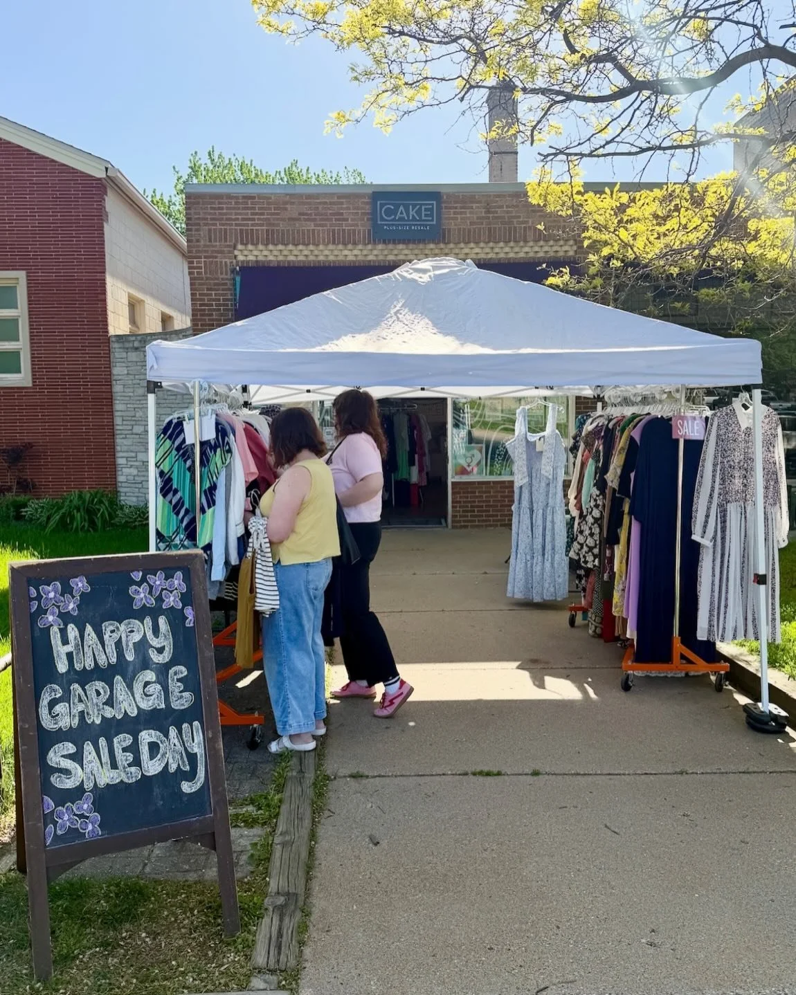 Garage sale day! One of our favorite days of the year! Come shop 9am-7pm today and get these deal!! 💕🌸