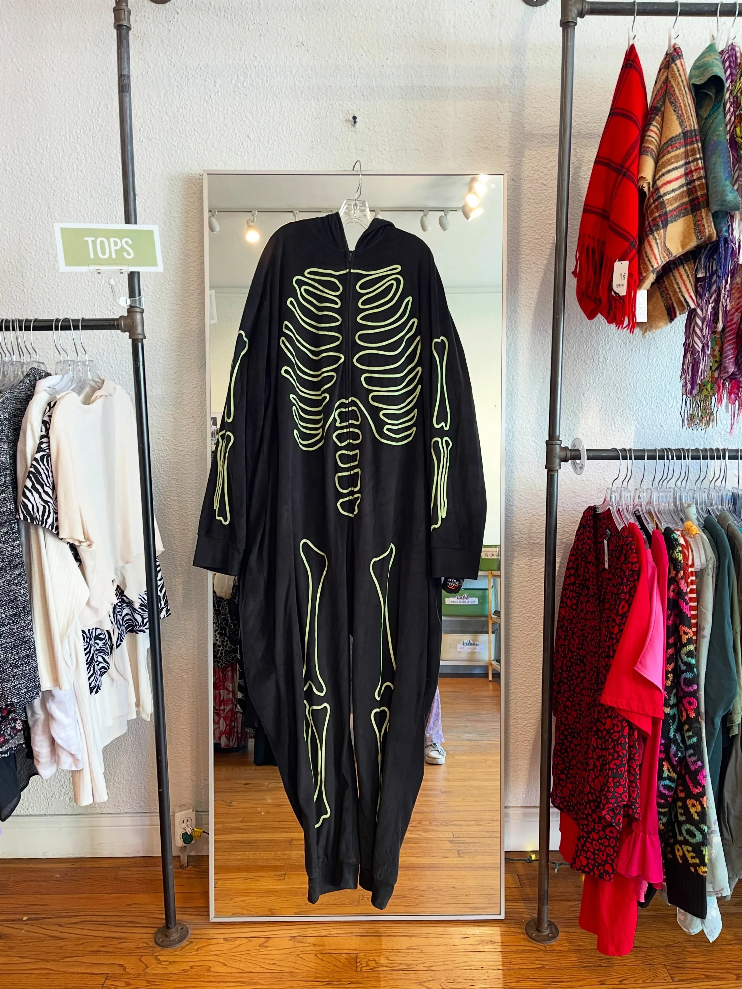 Halloween has made its way to Cake 🎃🧡🎃🧡🎃

Come shop fall essentials, maybe find your next Halloween costume, and grab a piece of candy on your way out! 🍬

💀do you have a Halloween costume? If you visit the shop from now thru Halloween we have 