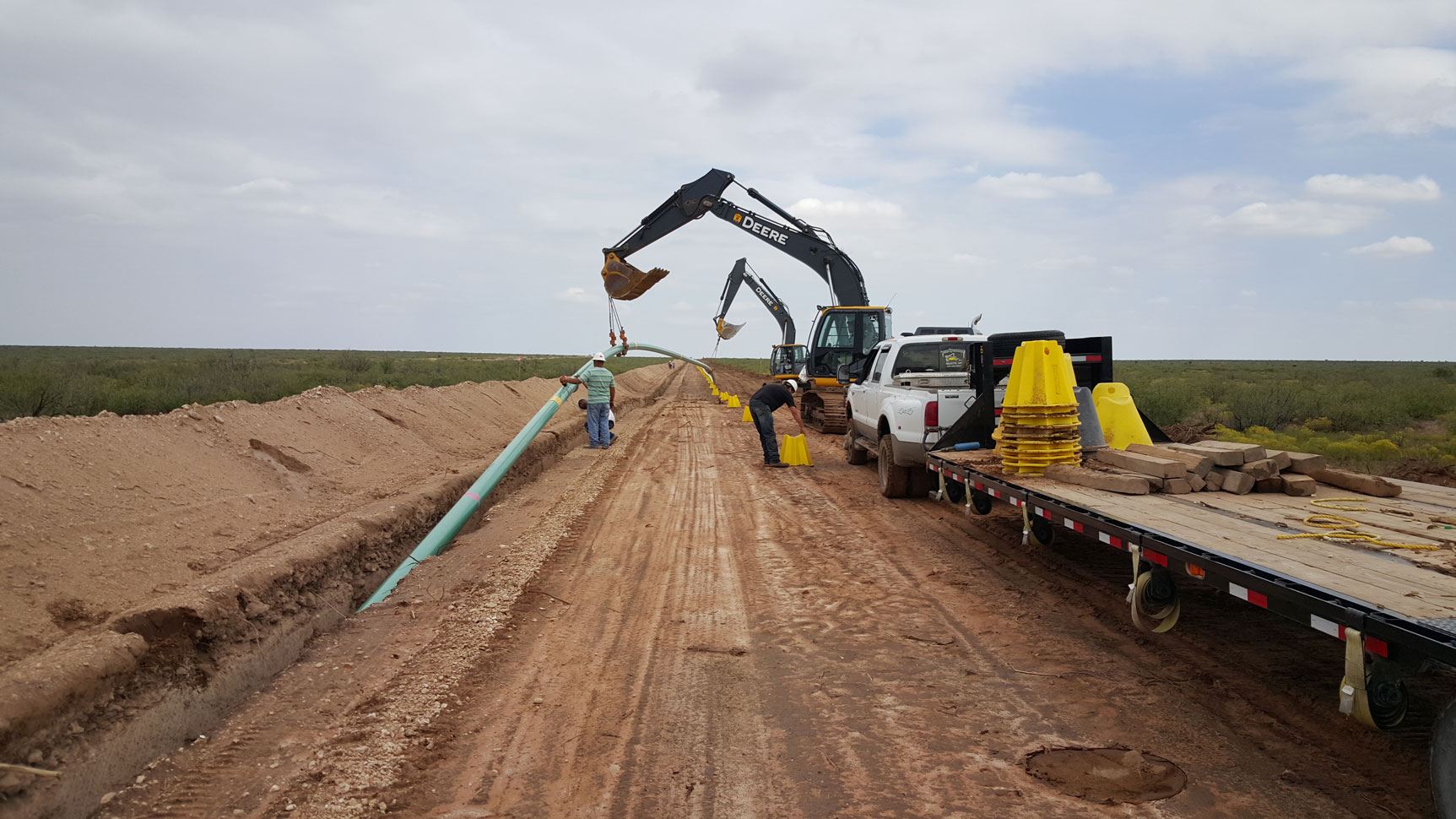 team-installing-Delaware-crude-pipeline-with-two-large-cranes.jpg