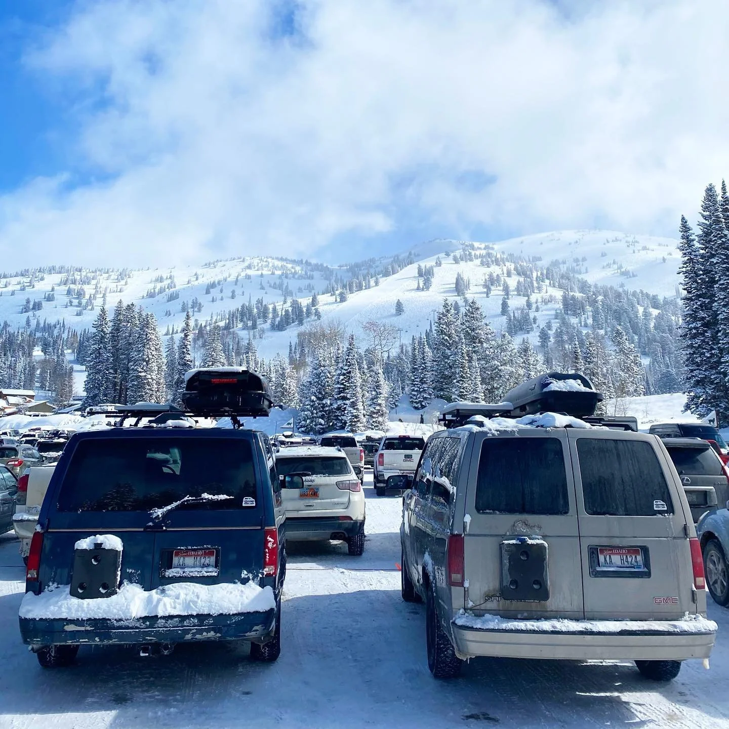 Just two dudes chillin in the lot ✌🏻#preston #eustace #astrosafari #campervanrental #outdoorsy #vanlife #rentabobby #bluebird #powderday