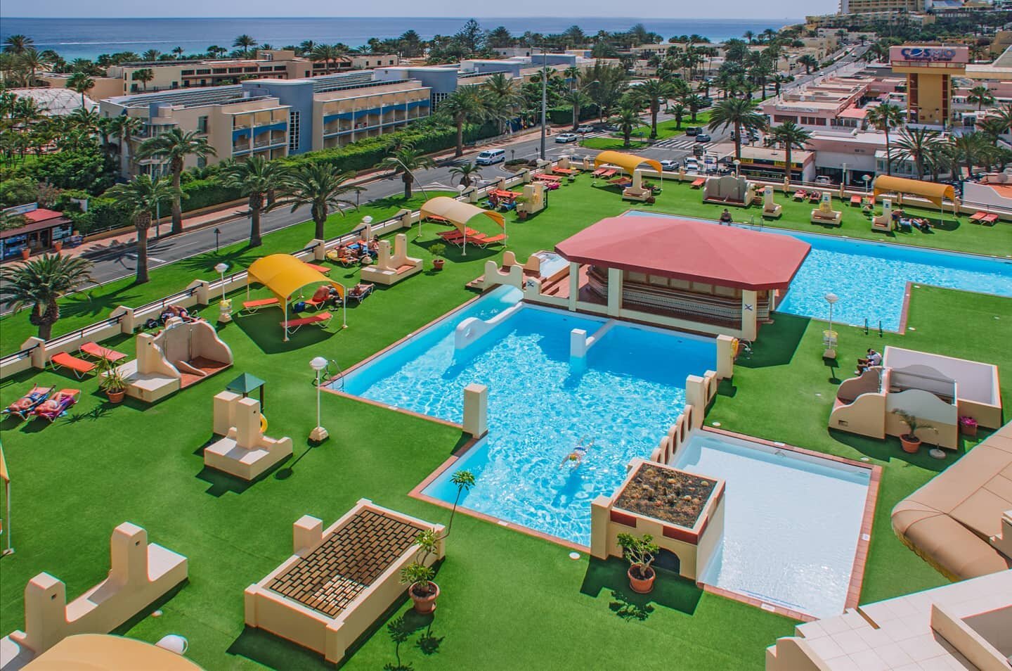 This is the Residence Palm Garden in Jandia. You can rest by the swimming pool, sunbathe and swim!
Esta es la residencia Palm Garden en Jandia. &iexcl;Puedes descansar en la piscina, tomar el sol y nadar!
#Twentyfirstliving
.
.
Get in Touch now 📩
#f