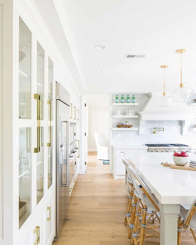 Wood and white, all clean and bright. 😘
#rosewoodinteriorsdesigns 
Pics: @ryangarvin