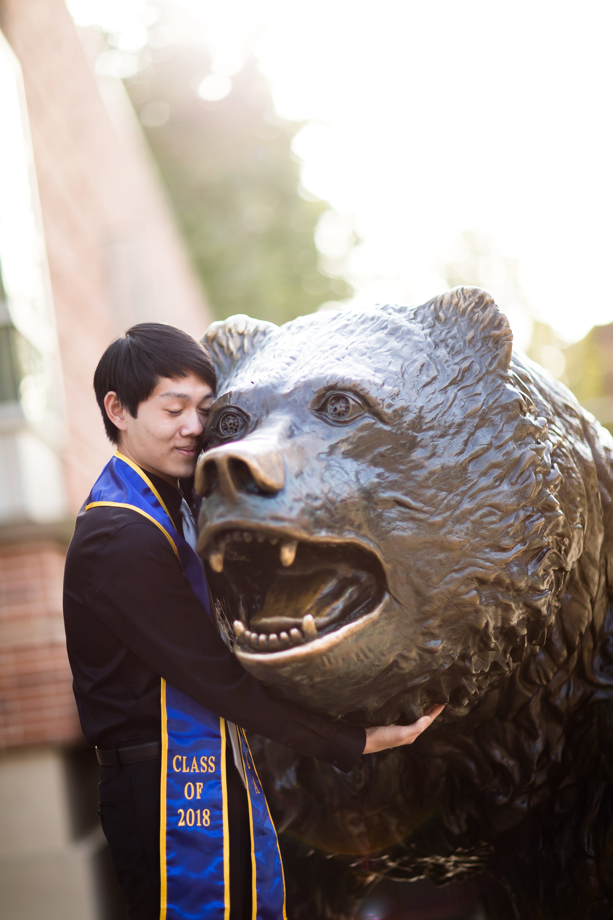 los-angeles-ucla-senior-graduation-portraits-hugging-bruin-bear