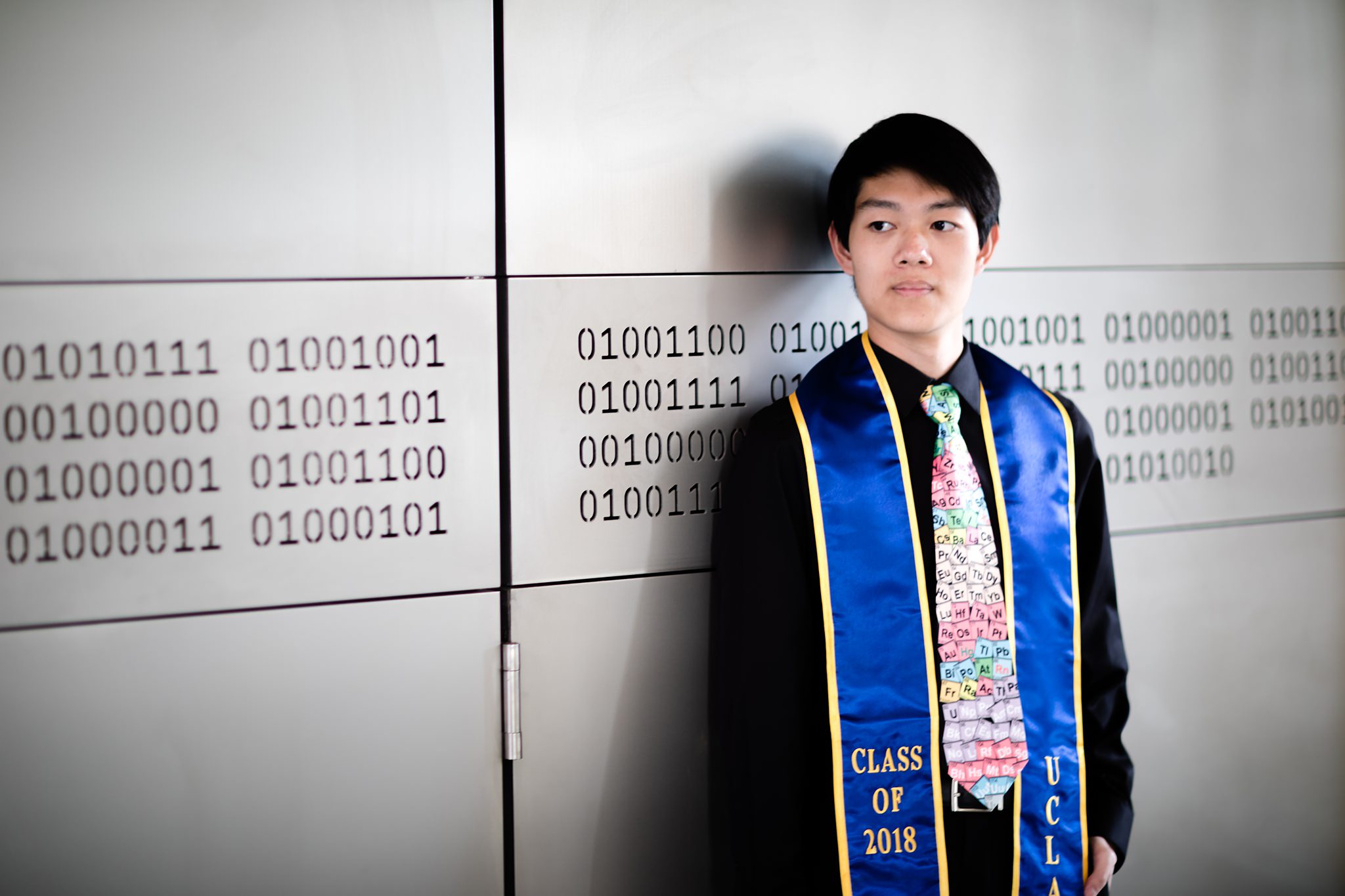 los-angeles-ucla-senior-graduation-portraits-wall-of-binary-engineering-VI-building