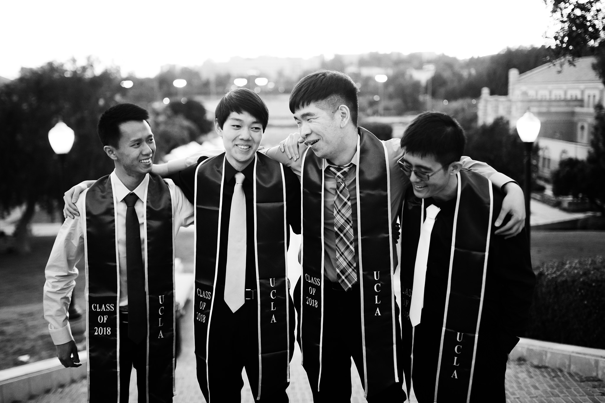 los-angeles-ucla-senior-graduation-portraits-candid-friends-at-janss-steps-black-and-white