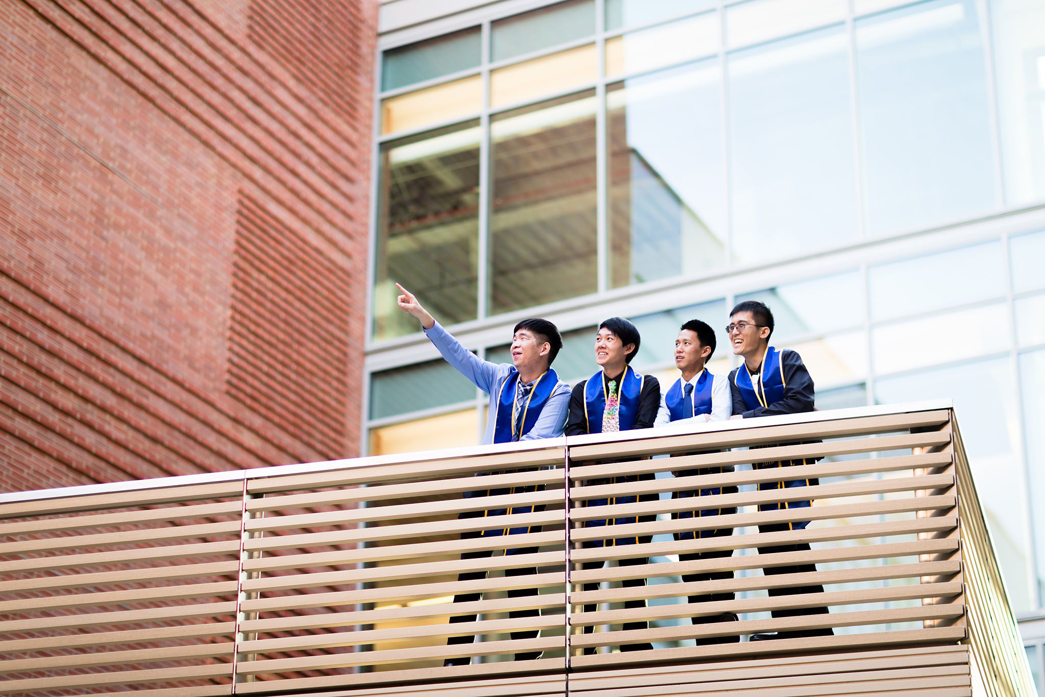 los-angeles-ucla-senior-graduation-portraits-epic-environmental-candid-laughing-friends