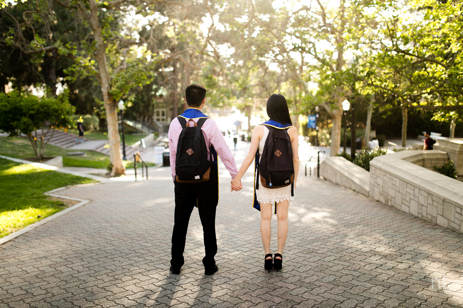 los-angeles-ucla-senior-graduation-portraits-bruinwalk-couple-matching-jansport-backpacks