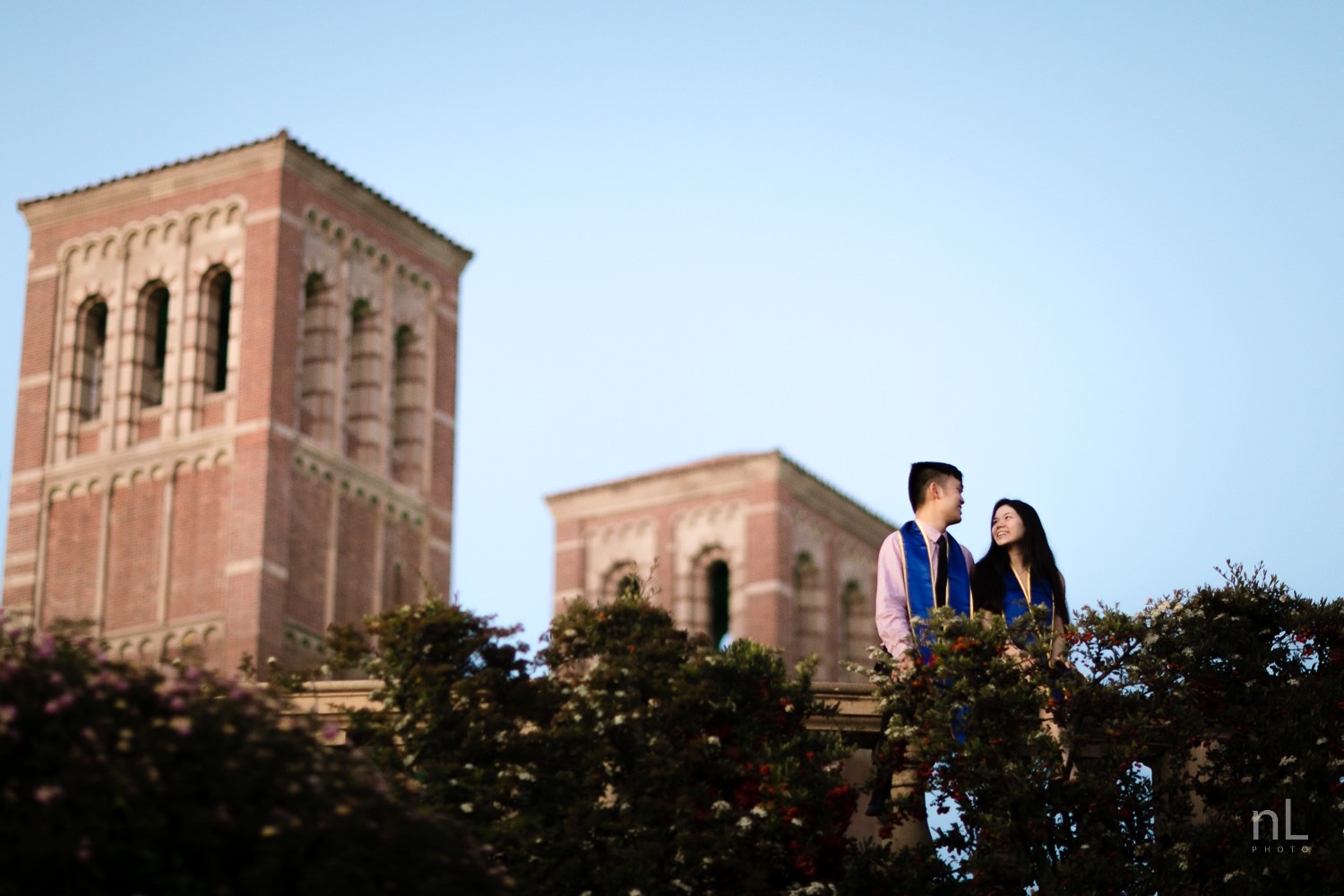 los-angeles-ucla-senior-graduation-portraits-couple-royce-hall-epic-landscape-sunset