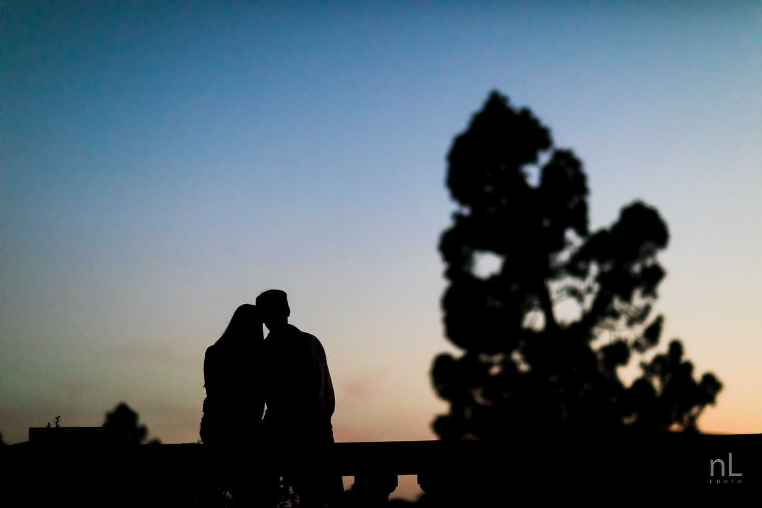 los-angeles-ucla-senior-graduation-portraits-couple-sunset-silhouette-hugging