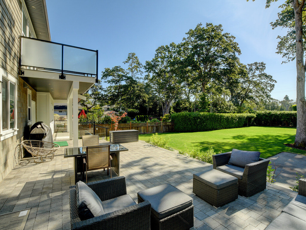 abbotsford-wallscape-granite-cynderblock-wall-retaining-wall-pavers-patio-deck.jpg