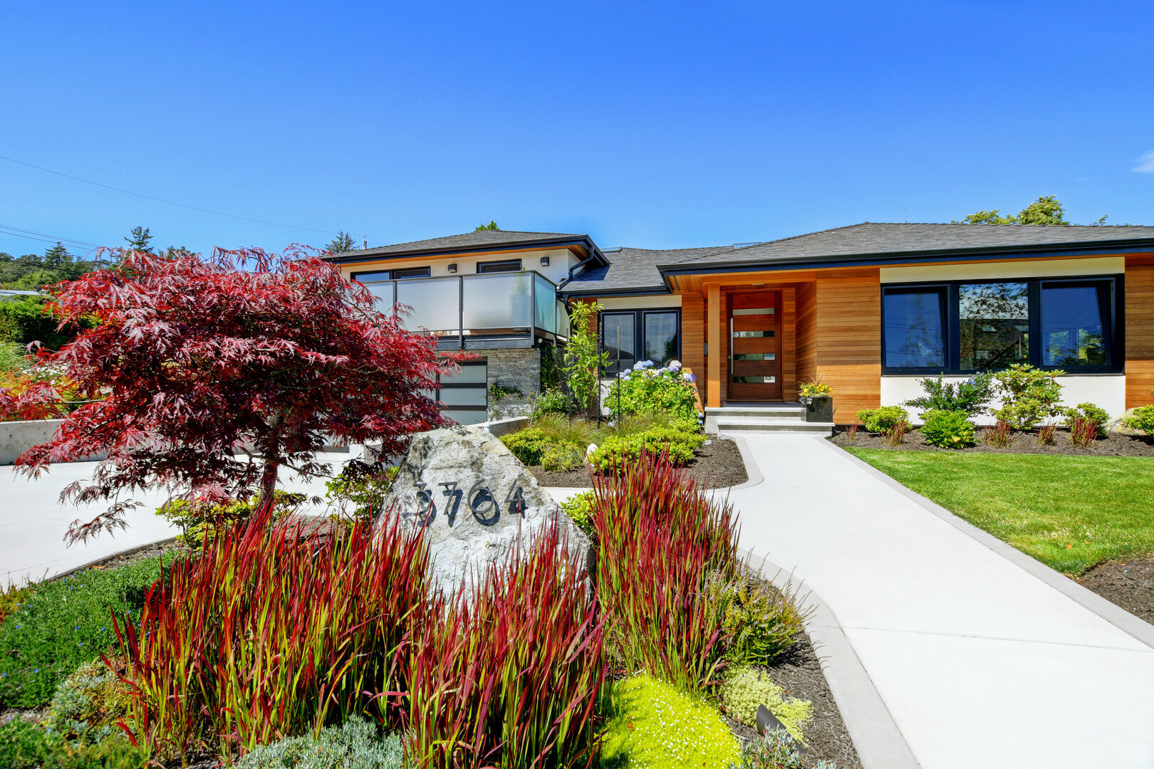 2-feature-boulder-moss-japanese-bloodgrass-japanese-maple-heather-ground-cover-pathway-west-coast.jpg