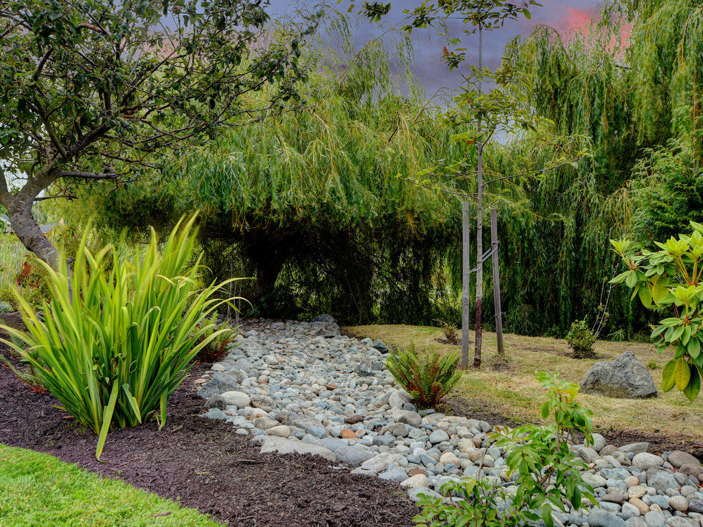 2-xeriscaping-dry-riverscaping-willow-drainage.jpg