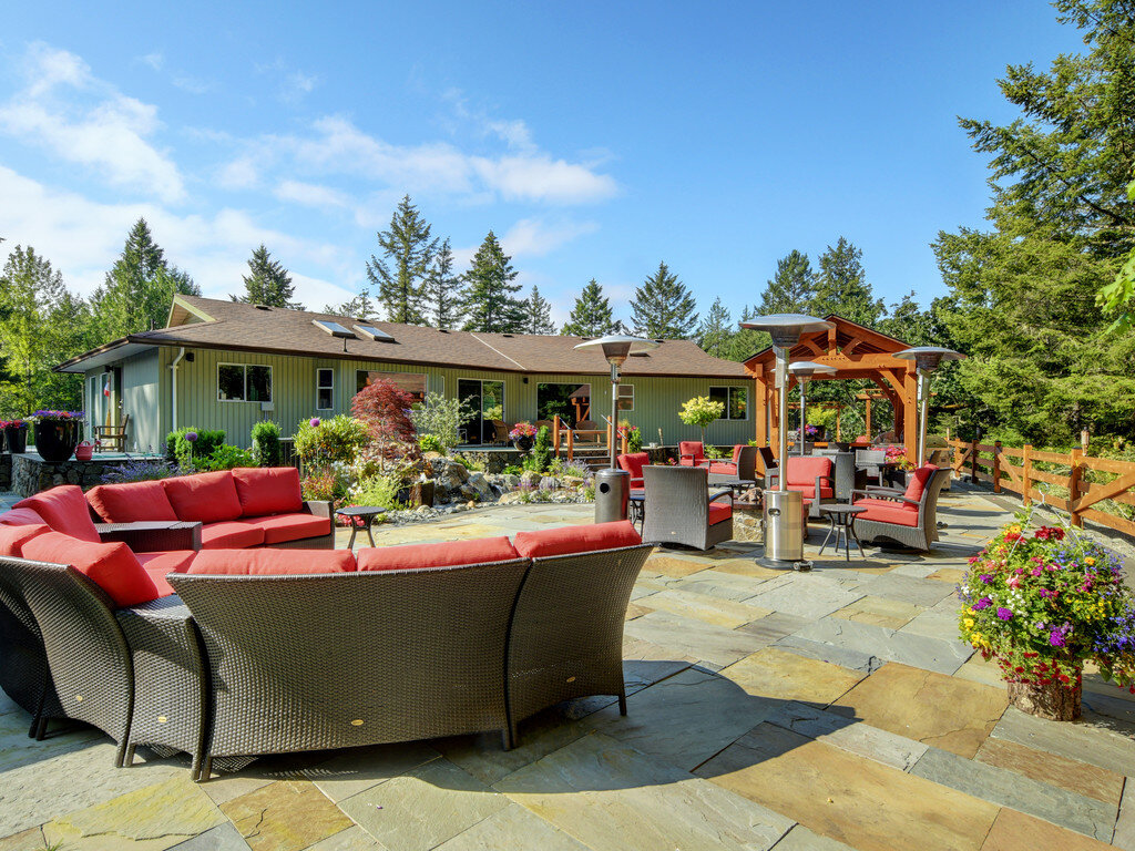 outdoor-patio-furniture-island-timber-frame-outdoor-kitchen-outdoor-living-patio-interlocking-bricks-pavers-blue-stone.jpg