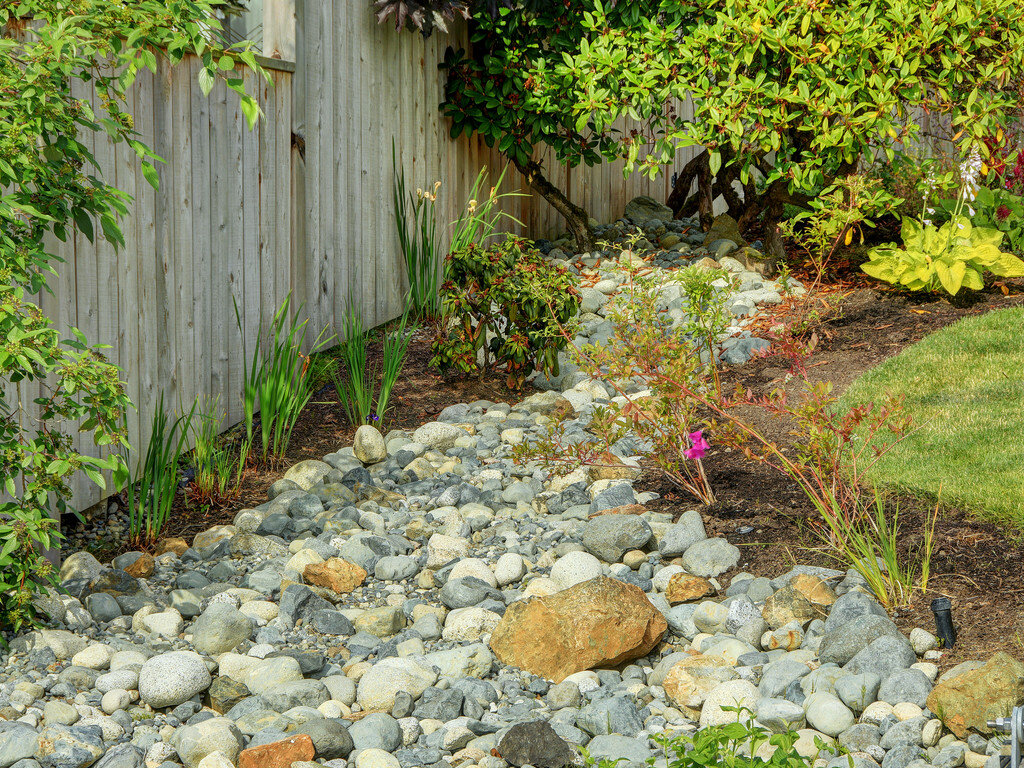 2-riverscaping-drainage-backyard-xeriscaping-rockbed.jpg