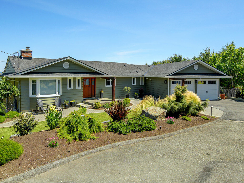 2-feature-yard-ground-cover-front-yard-grass.jpg