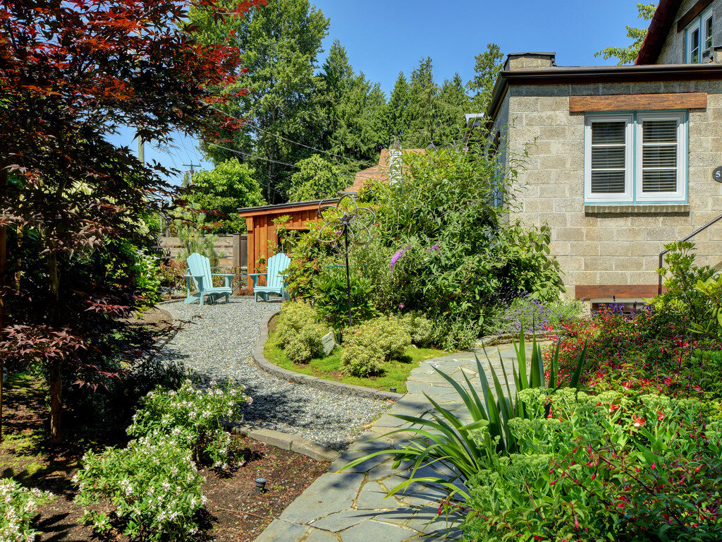 2-brickedging-paverboarder-japanese-maple-saltspring-wind-feature-fuchsia-aurea-french-inspired-stone-house.jpg