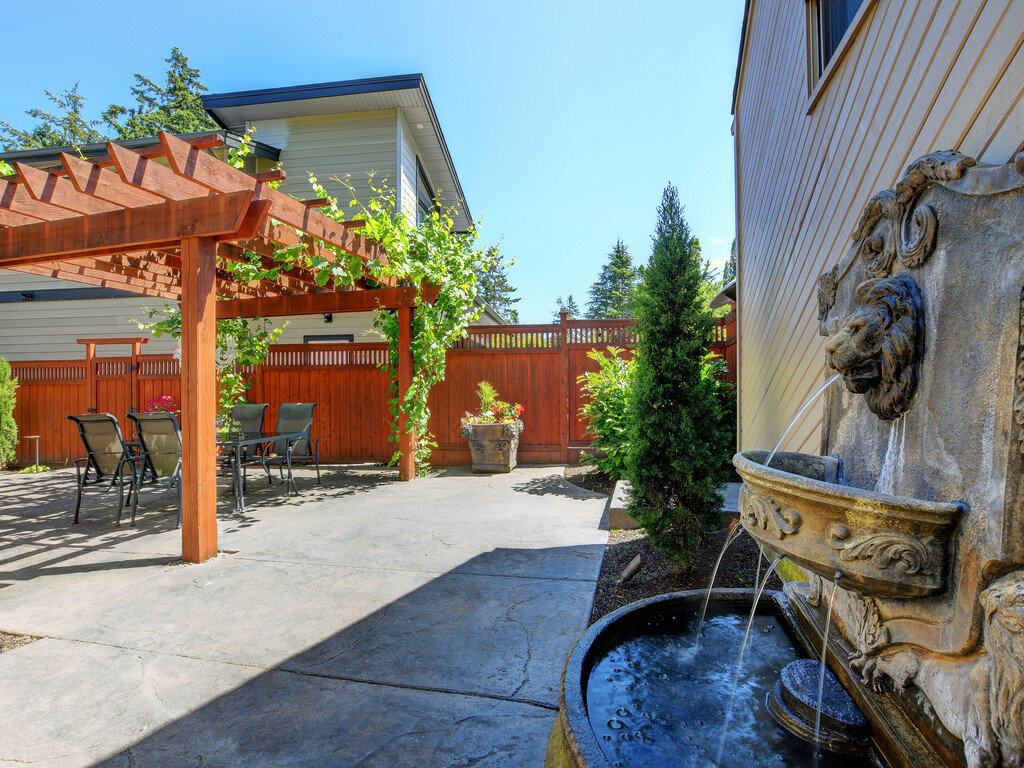 lions-head-water-fountain-feature-fountain-grapevine-trellis-outdoor-dining-colour-changing-chandelier.jpg