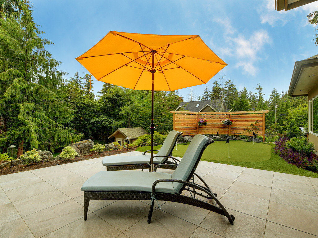 2-aristokrat pavers-abbotsford pavers-outdoor-seating-umbrella-patio.jpg