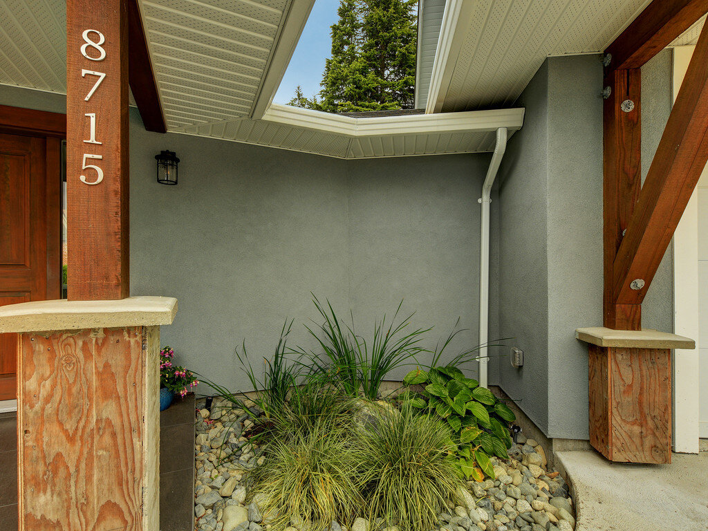 2-xeriscaping-riverscaping-rock-drainage-front-entry-grass.jpg