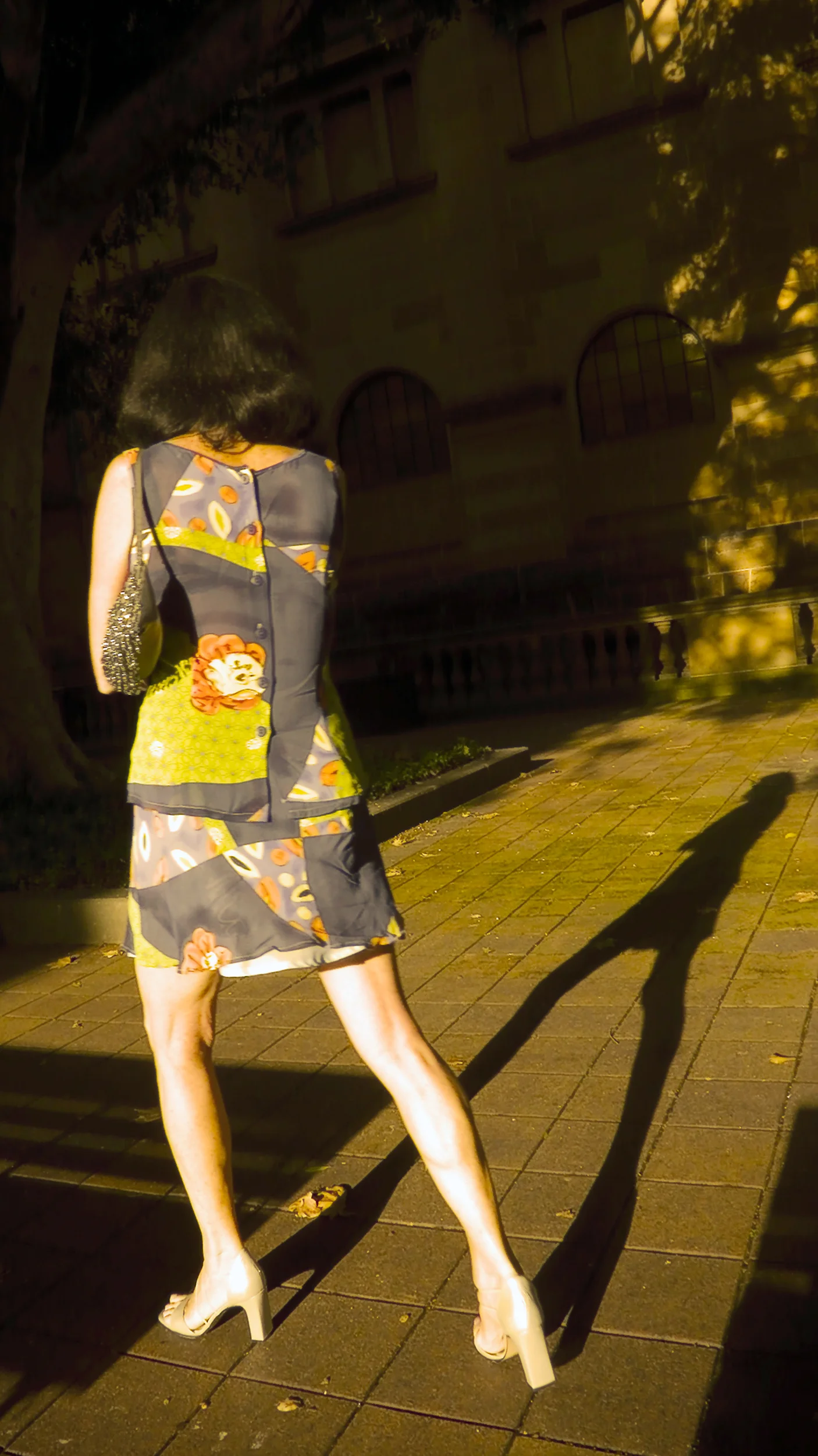 023_didi-s_gilson_australian_street_photography_tall_vertical_light_libraryofnsw_sydney_shadow_giacometti_2007.jpg