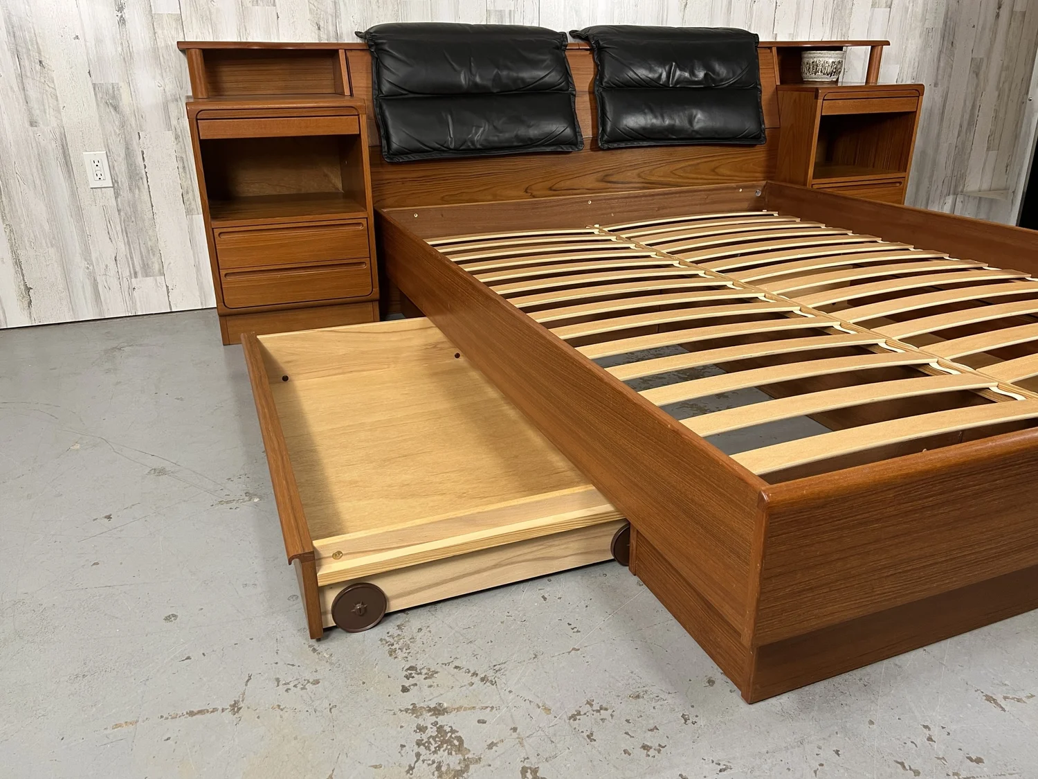 Torring Mobelfabrik Platform Bed- Queen Size — Kubisak Modern Design