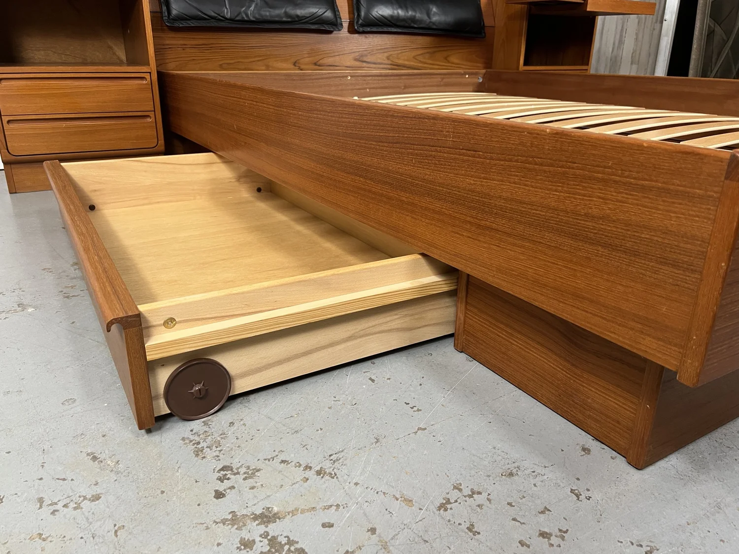 GMGT116○Torring Mobelfabric / トーリング ライテ Torring Mobelfabrik Platform Bed- Queen Size — Kubisak Modern Design