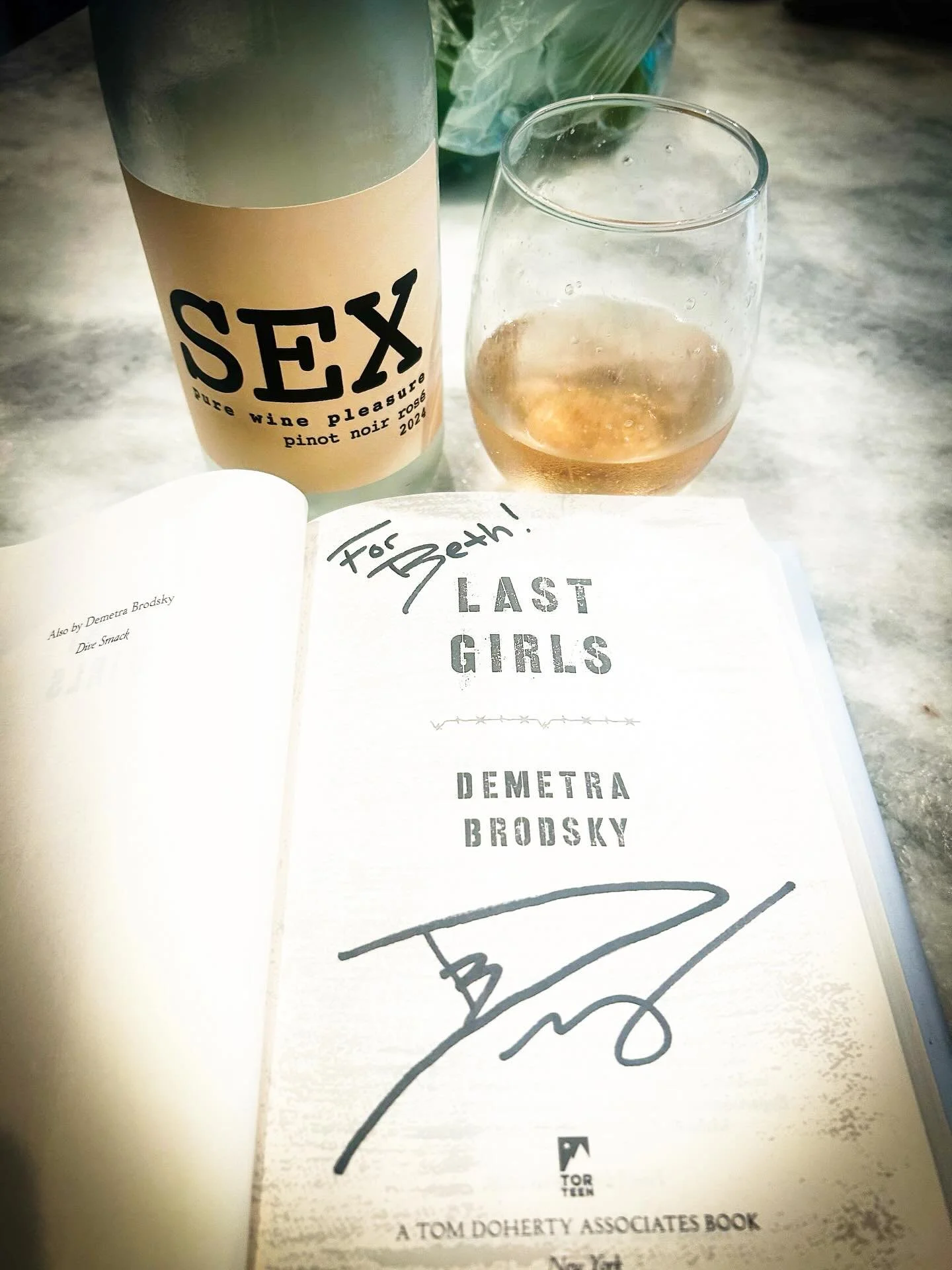 I just found out my work friend has excellent taste in literature and wine. 

Do you prefer reds, whites, or ros&eacute;? If you had to choose. 

#booksandwine #wineandbooks #ros&eacute;allday #bookish #lastgirls #thrillerbooks #survivalbooks #biblio
