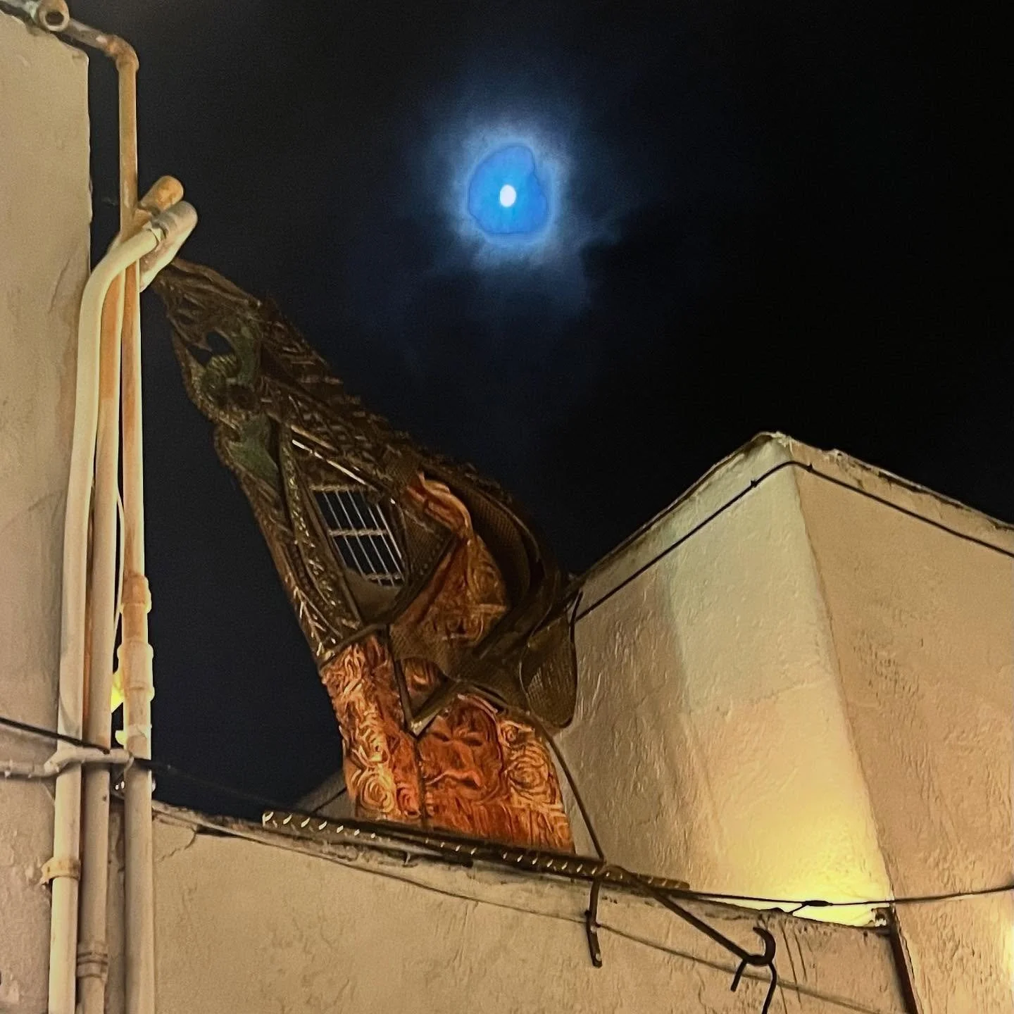 I&rsquo;m governed by the sun, yet it&rsquo;s the waxing moon that beckons me outside&mdash;even from lively music bars&mdash;like an old friend whispering treasured secrets, and I answer that call time and again without hesitation or regret. 🌔

#au