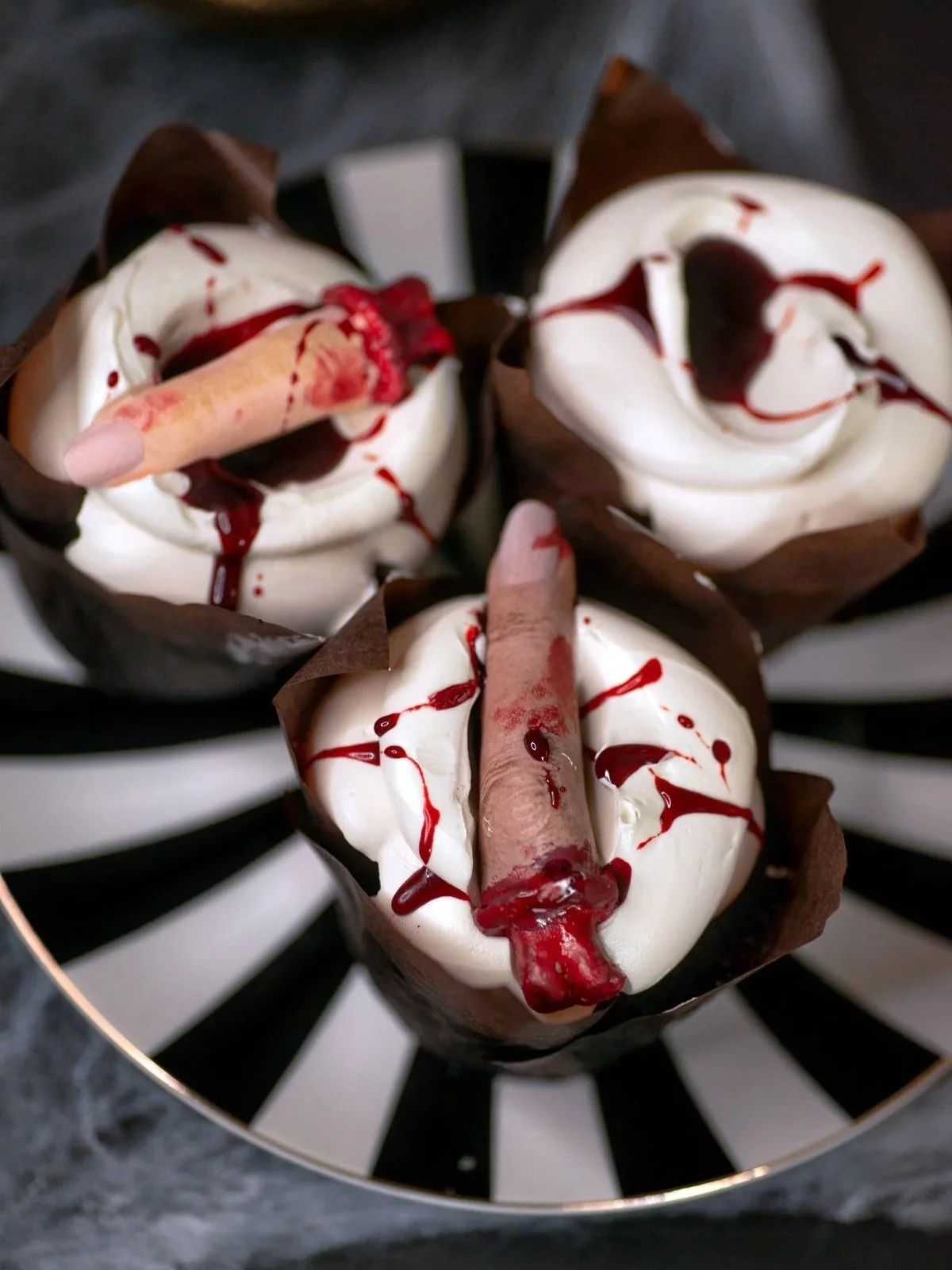 Bloody+Finger+Halloween+Cupcakes_Blue+Lace+Cakes-103.jpg