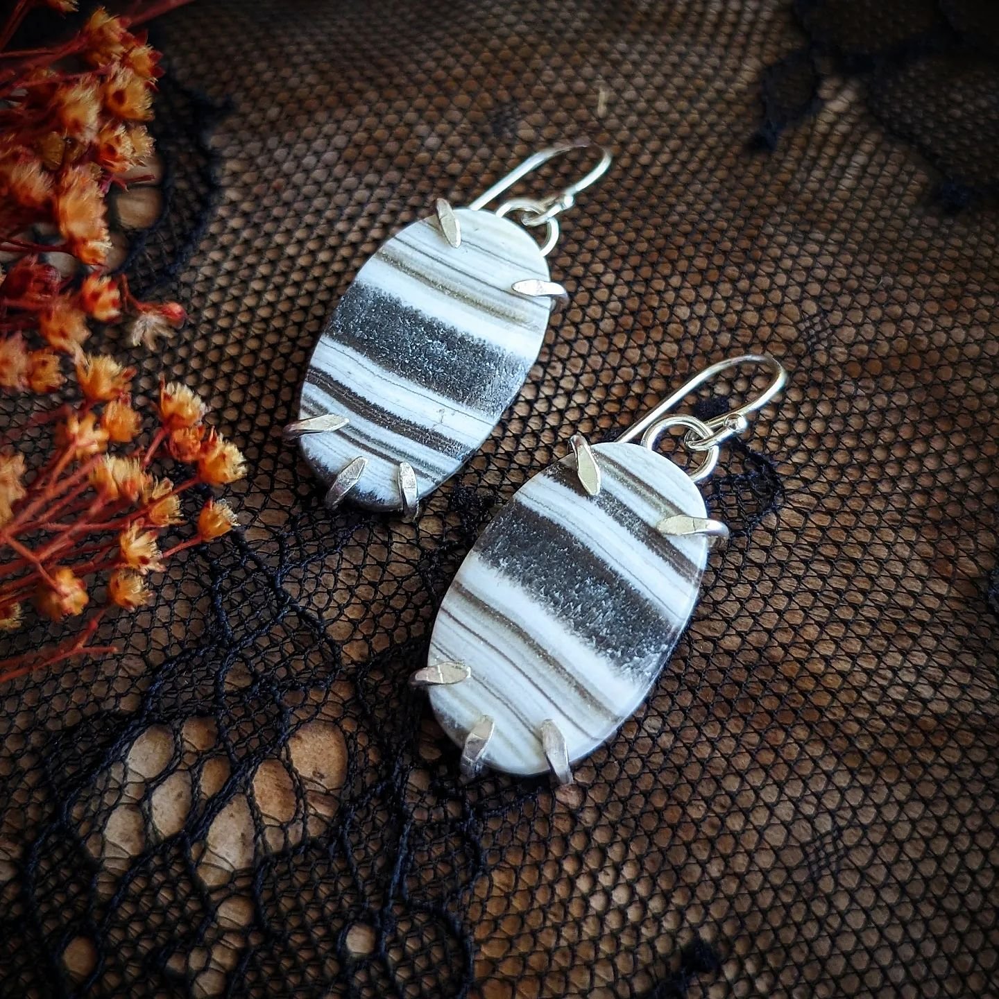 I've been leaning into more unique stones lately,. When I see something I haven't seen before, I'll add it to my collection and make some new OOAK pieces for you! 
🦓🦓🦓🦓
These earrings are made with Zebra Calcite, which can help to improve physica